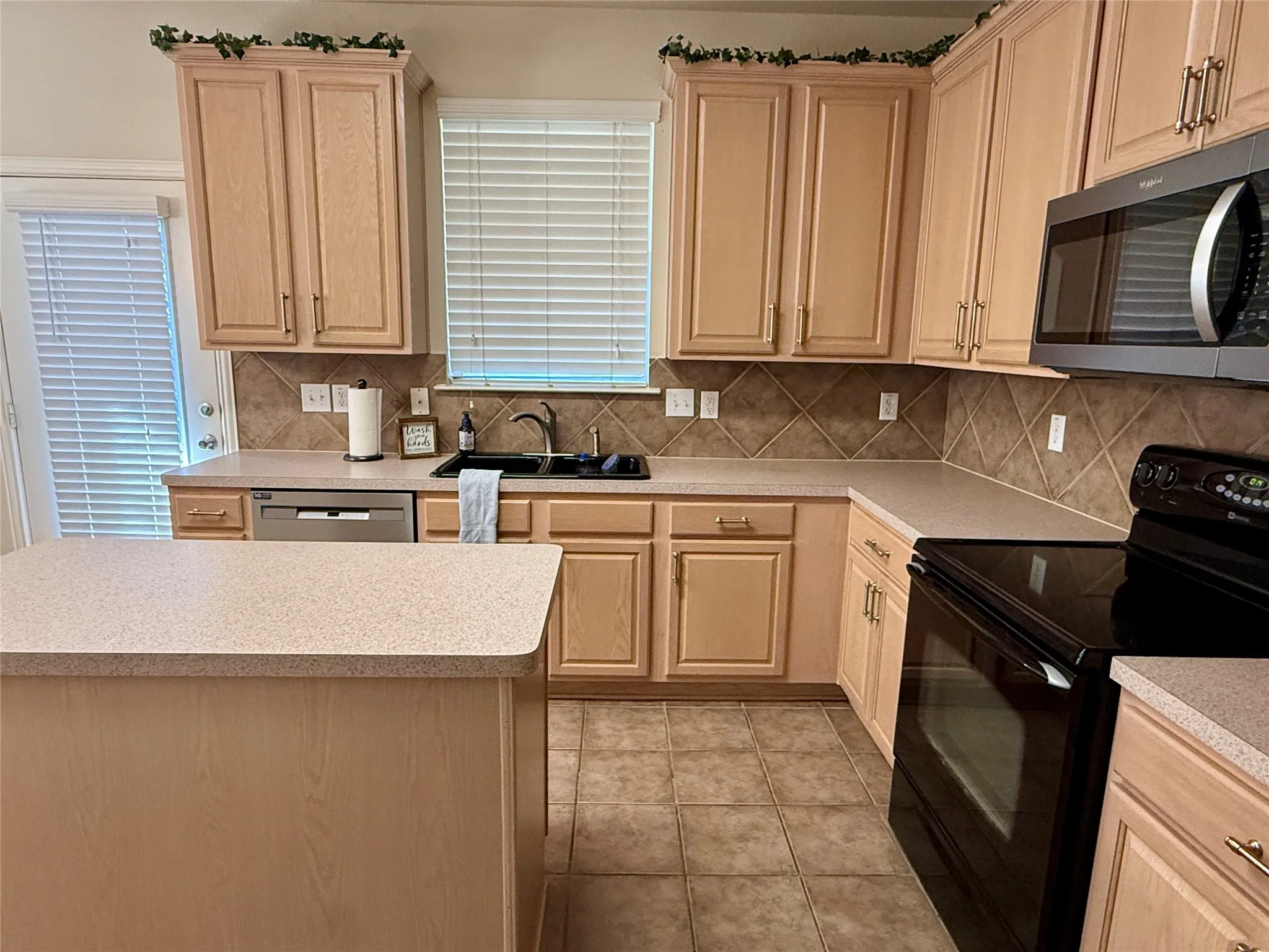 Townhouse For Sale in Denton County , 236 Bexar Drive, Lewisville, Texas 75067, 2 Bedroom, 2 Bathroom, 2 Garage spaces, 1,755 Sqft, built in 2004, mls#21408784, Real Estate Agent in Lewisville, Homes For Sale in Denton county, Homes For Sale in Lewisville, Realtor in Lewisville Texas, Real Estate Brokerage Independent Realty Texas, Luminita Cordes Realtor