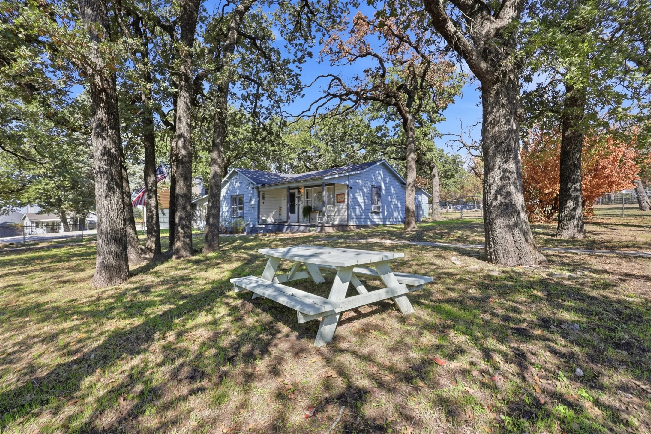 Single Family Residence For Sale in Tarrant County , 425 Dunaway Lane, Azle, Texas 76020, 2 Bedroom, 2 Bathroom, Garage spaces, 1,224 Sqft, built in 1954, mls#21405004, Real Estate Agent in Azle, Homes For Sale in Tarrant county, Homes For Sale in Azle, Realtor in Azle Texas, Real Estate Brokerage Independent Realty Texas, Luminita Cordes Realtor