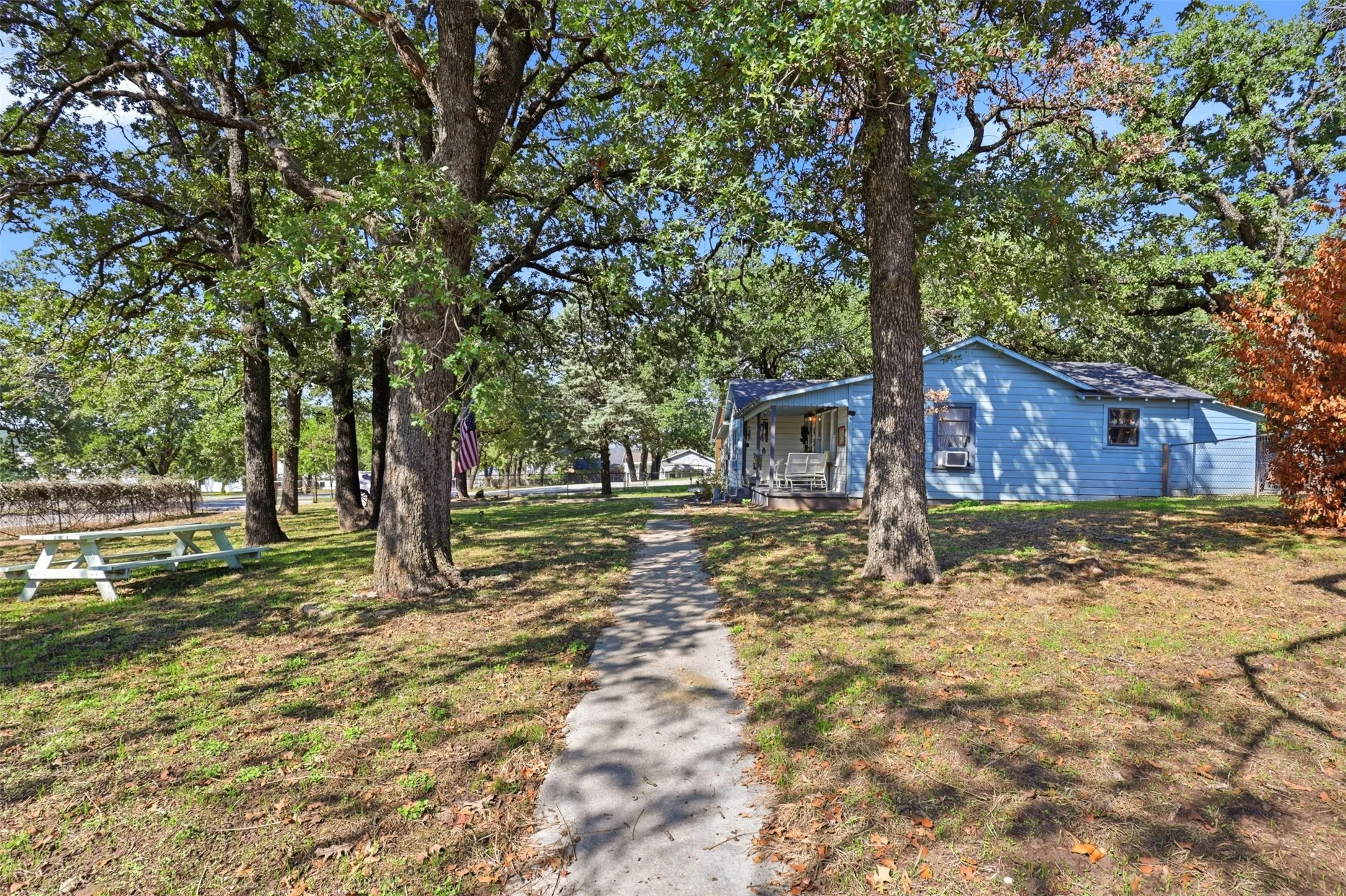 Single Family Residence For Sale in Tarrant County , 425 Dunaway Lane, Azle, Texas 76020, 2 Bedroom, 2 Bathroom, Garage spaces, 1,224 Sqft, built in 1954, mls#21405004, Real Estate Agent in Azle, Homes For Sale in Tarrant county, Homes For Sale in Azle, Realtor in Azle Texas, Real Estate Brokerage Independent Realty Texas, Luminita Cordes Realtor