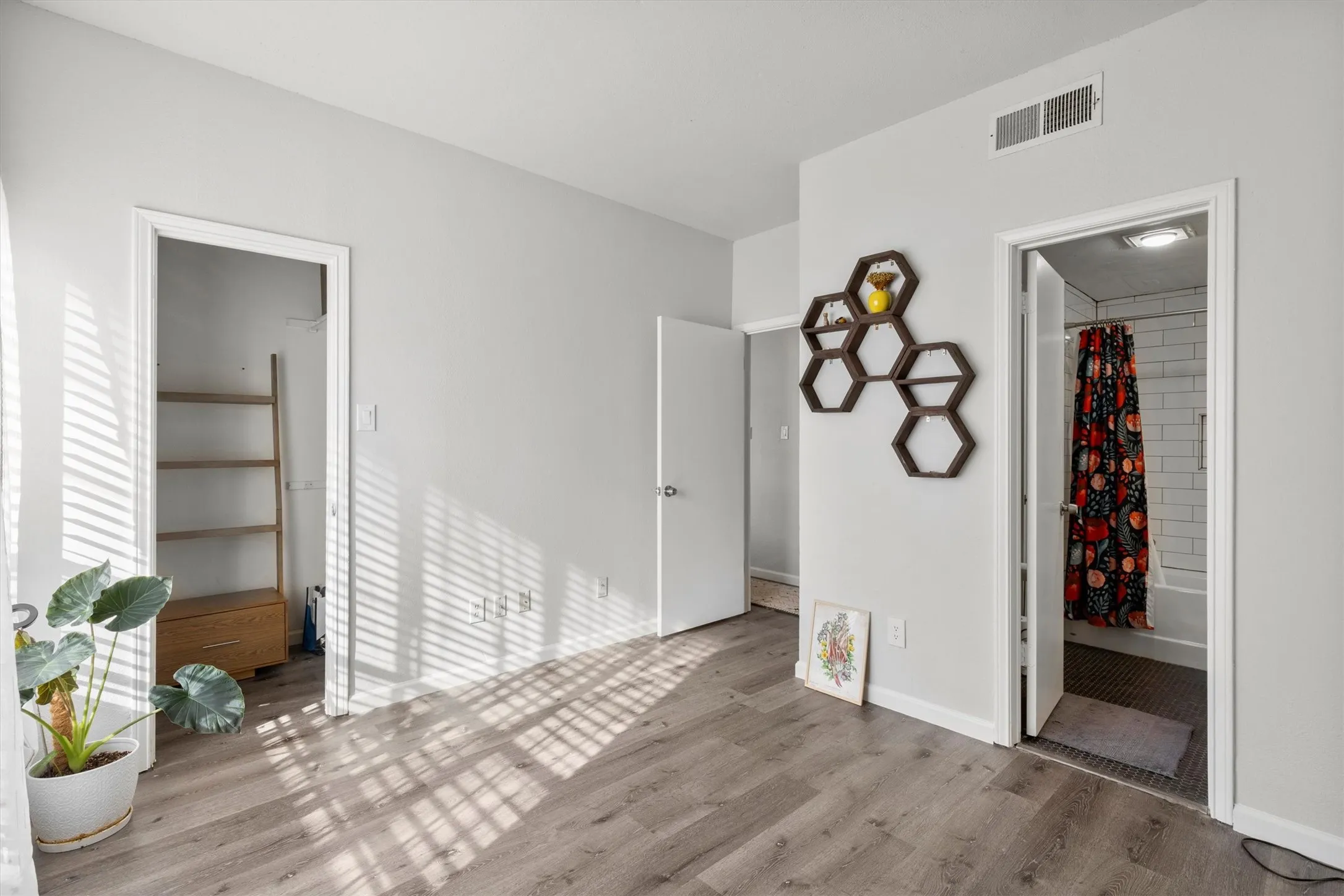 Condominium For Rent in Dallas County , 3550 Country Square Drive 111, Carrollton, Texas 75006, 2 Bedroom, 2 Bathroom, Garage spaces, 1,026 Sqft, built in 1982, mls#21408808, Real Estate Agent in Carrollton, Homes For Rent in Dallas county, Homes For Rent in Carrollton, Realtor in Carrollton Texas, Real Estate Brokerage Independent Realty Texas, Luminita Cordes Realtor