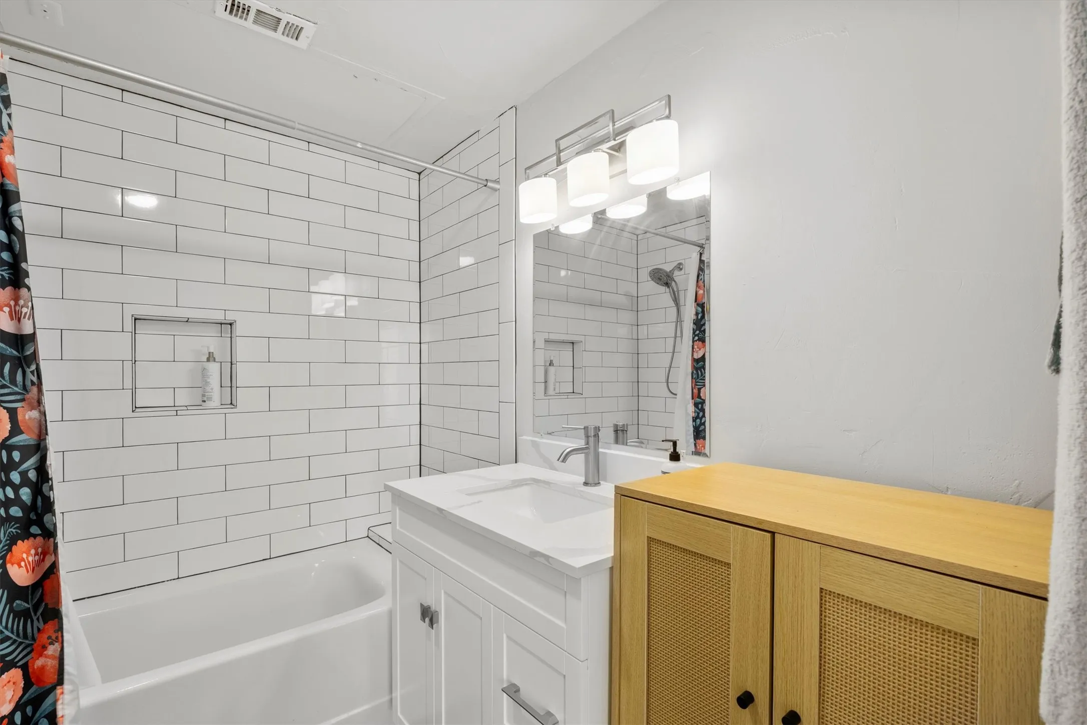 Condominium For Rent in Dallas County , 3550 Country Square Drive 111, Carrollton, Texas 75006, 2 Bedroom, 2 Bathroom, Garage spaces, 1,026 Sqft, built in 1982, mls#21408808, Real Estate Agent in Carrollton, Homes For Rent in Dallas county, Homes For Rent in Carrollton, Realtor in Carrollton Texas, Real Estate Brokerage Independent Realty Texas, Luminita Cordes Realtor