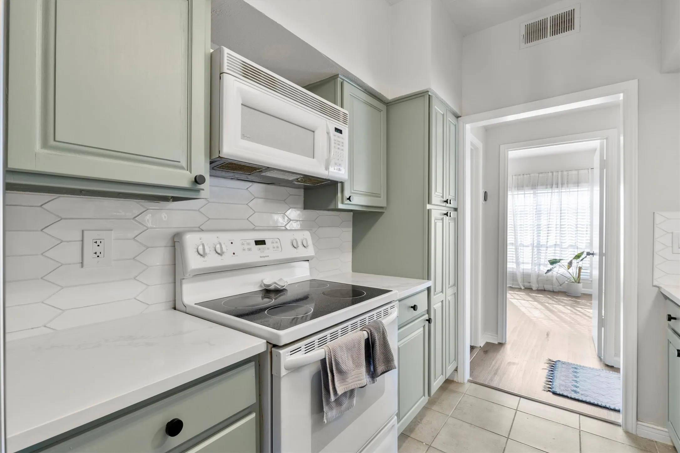 Condominium For Rent in Dallas County , 3550 Country Square Drive 111, Carrollton, Texas 75006, 2 Bedroom, 2 Bathroom, Garage spaces, 1,026 Sqft, built in 1982, mls#21408808, Real Estate Agent in Carrollton, Homes For Rent in Dallas county, Homes For Rent in Carrollton, Realtor in Carrollton Texas, Real Estate Brokerage Independent Realty Texas, Luminita Cordes Realtor