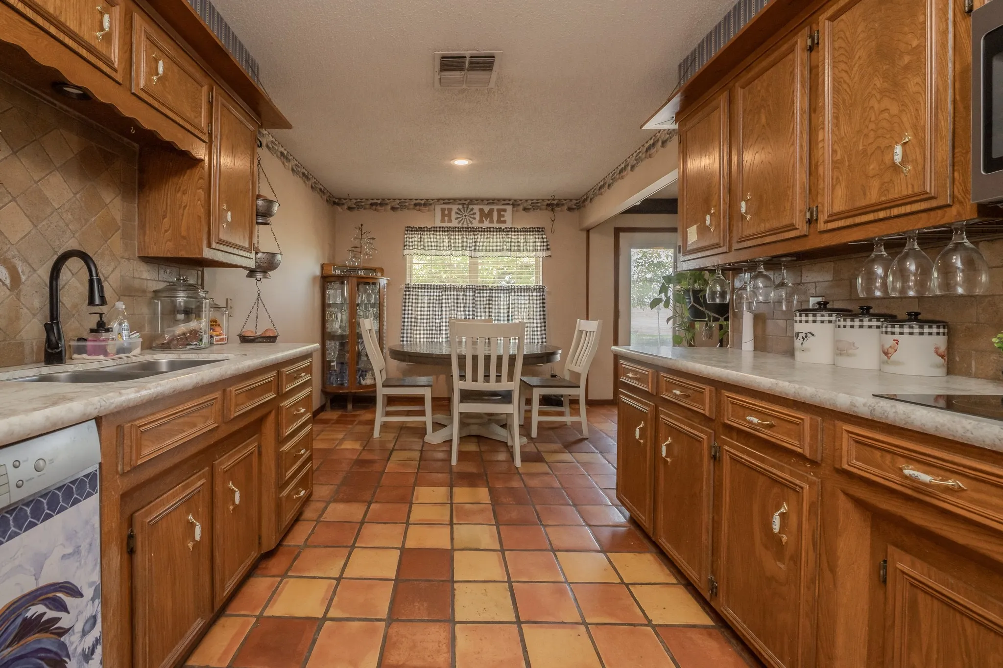 Single Family Residence For Sale in Wichita County , 5178 Navajo Trl, Wichita Falls, Texas 76310, 3 Bedroom, 2 Bathroom, 2 Garage spaces, 1,714 Sqft, built in 1977, mls#21406988, Real Estate Agent in Wichita Falls, Homes For Sale in Wichita county, Homes For Sale in Wichita Falls, Realtor in Wichita Falls Texas, Real Estate Brokerage Independent Realty Texas, Luminita Cordes Realtor