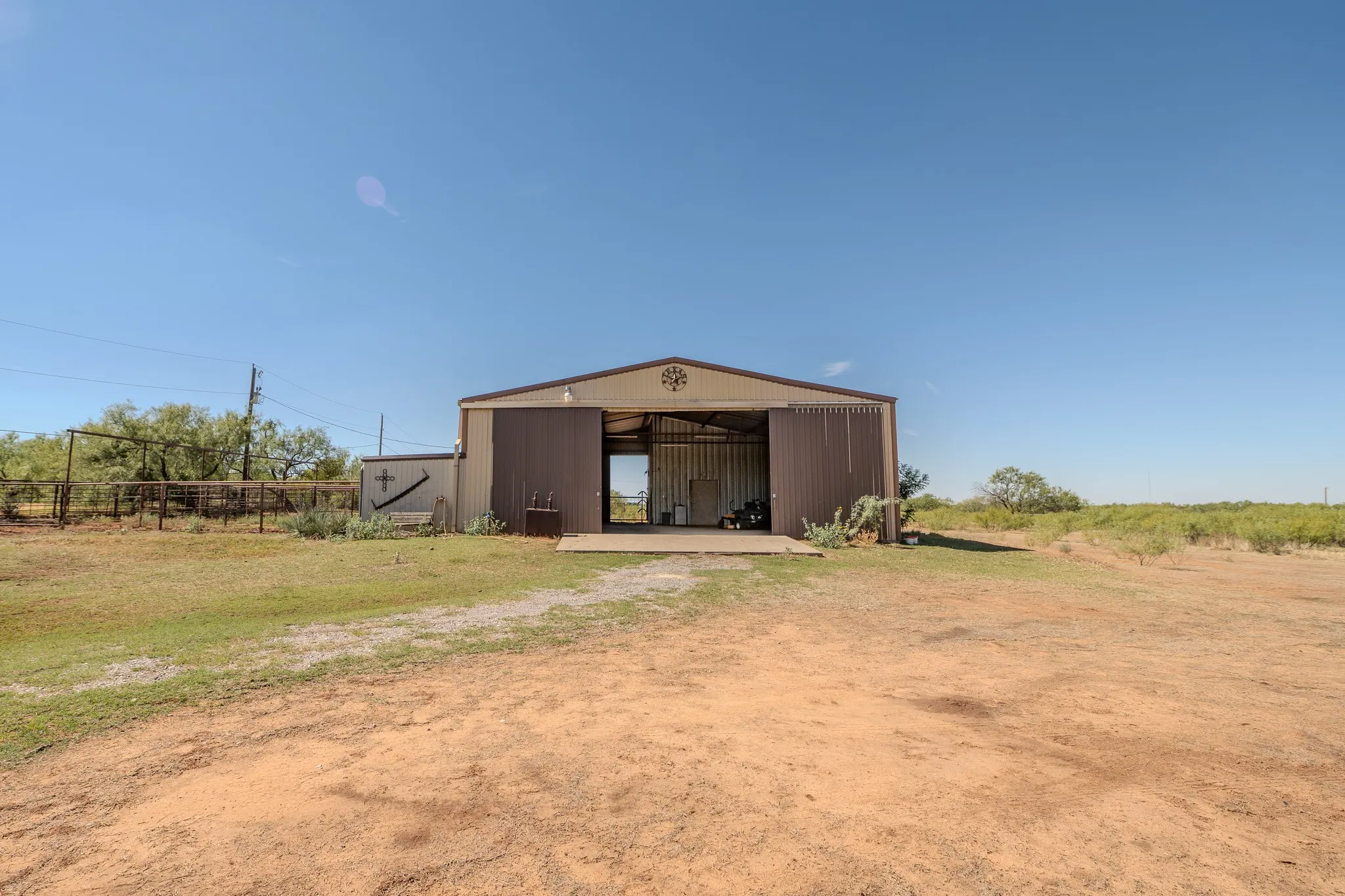 Single Family Residence For Sale in Wichita County , 5178 Navajo Trl, Wichita Falls, Texas 76310, 3 Bedroom, 2 Bathroom, 2 Garage spaces, 1,714 Sqft, built in 1977, mls#21406988, Real Estate Agent in Wichita Falls, Homes For Sale in Wichita county, Homes For Sale in Wichita Falls, Realtor in Wichita Falls Texas, Real Estate Brokerage Independent Realty Texas, Luminita Cordes Realtor