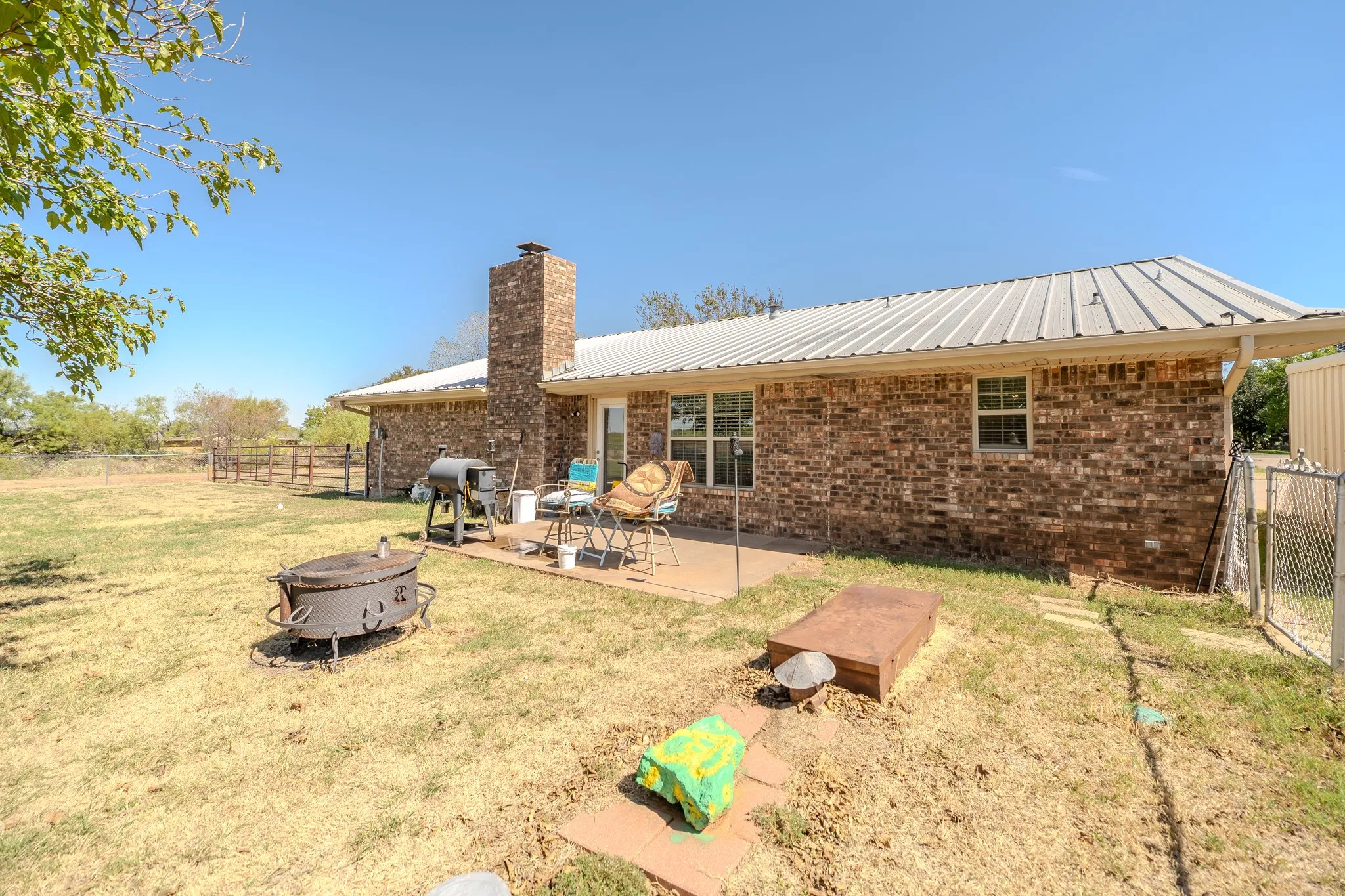Single Family Residence For Sale in Wichita County , 5178 Navajo Trl, Wichita Falls, Texas 76310, 3 Bedroom, 2 Bathroom, 2 Garage spaces, 1,714 Sqft, built in 1977, mls#21406988, Real Estate Agent in Wichita Falls, Homes For Sale in Wichita county, Homes For Sale in Wichita Falls, Realtor in Wichita Falls Texas, Real Estate Brokerage Independent Realty Texas, Luminita Cordes Realtor