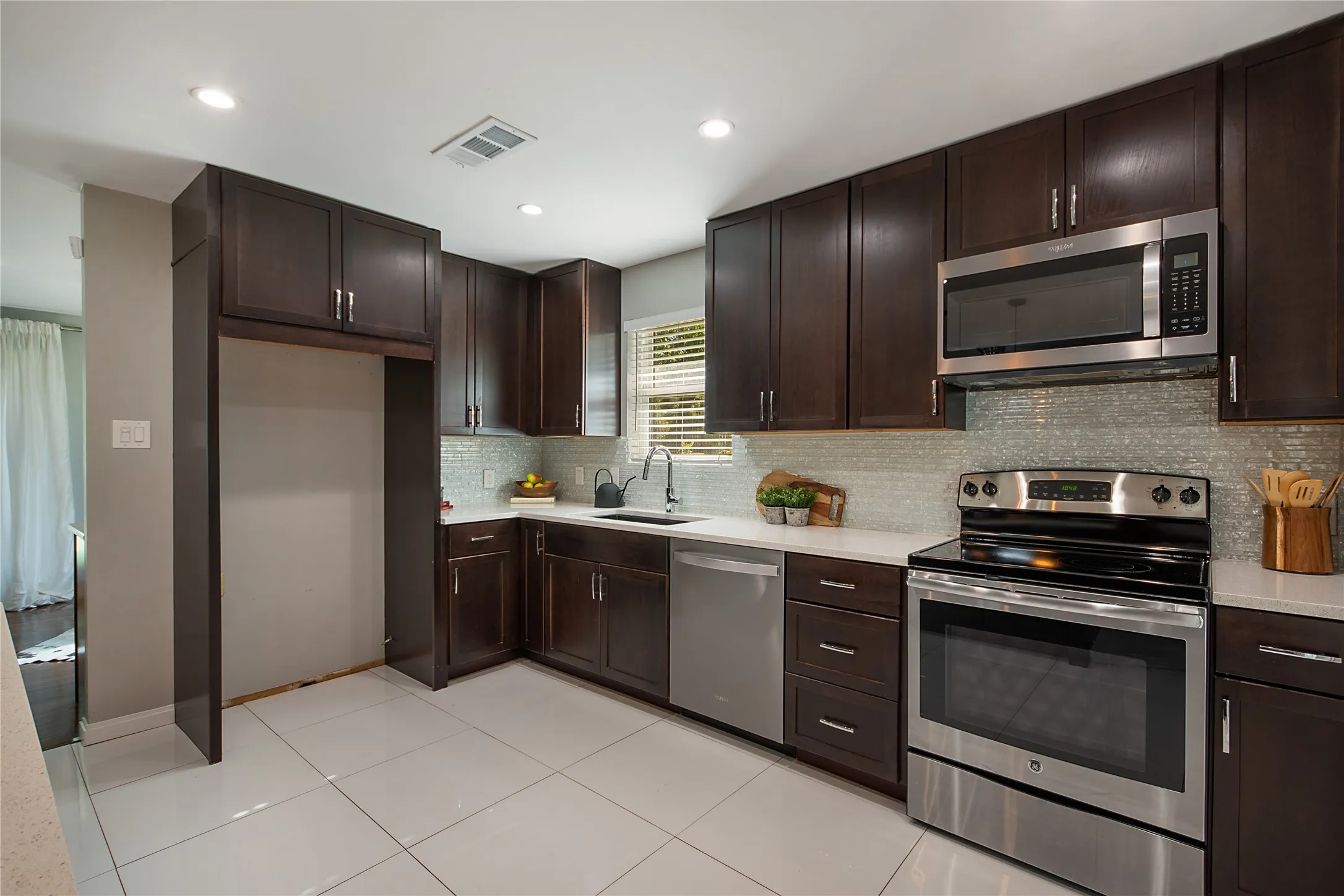 Single Family Residence For Sale in Dallas County , 2144 Springhill Drive, Dallas, Texas 75228, 2 Bedroom, 2 Bathroom, Garage spaces, 1,417 Sqft, built in 1954, mls#21405514, Real Estate Agent in Dallas, Homes For Sale in Dallas county, Homes For Sale in Dallas, Realtor in Dallas Texas, Real Estate Brokerage Independent Realty Texas, Luminita Cordes Realtor