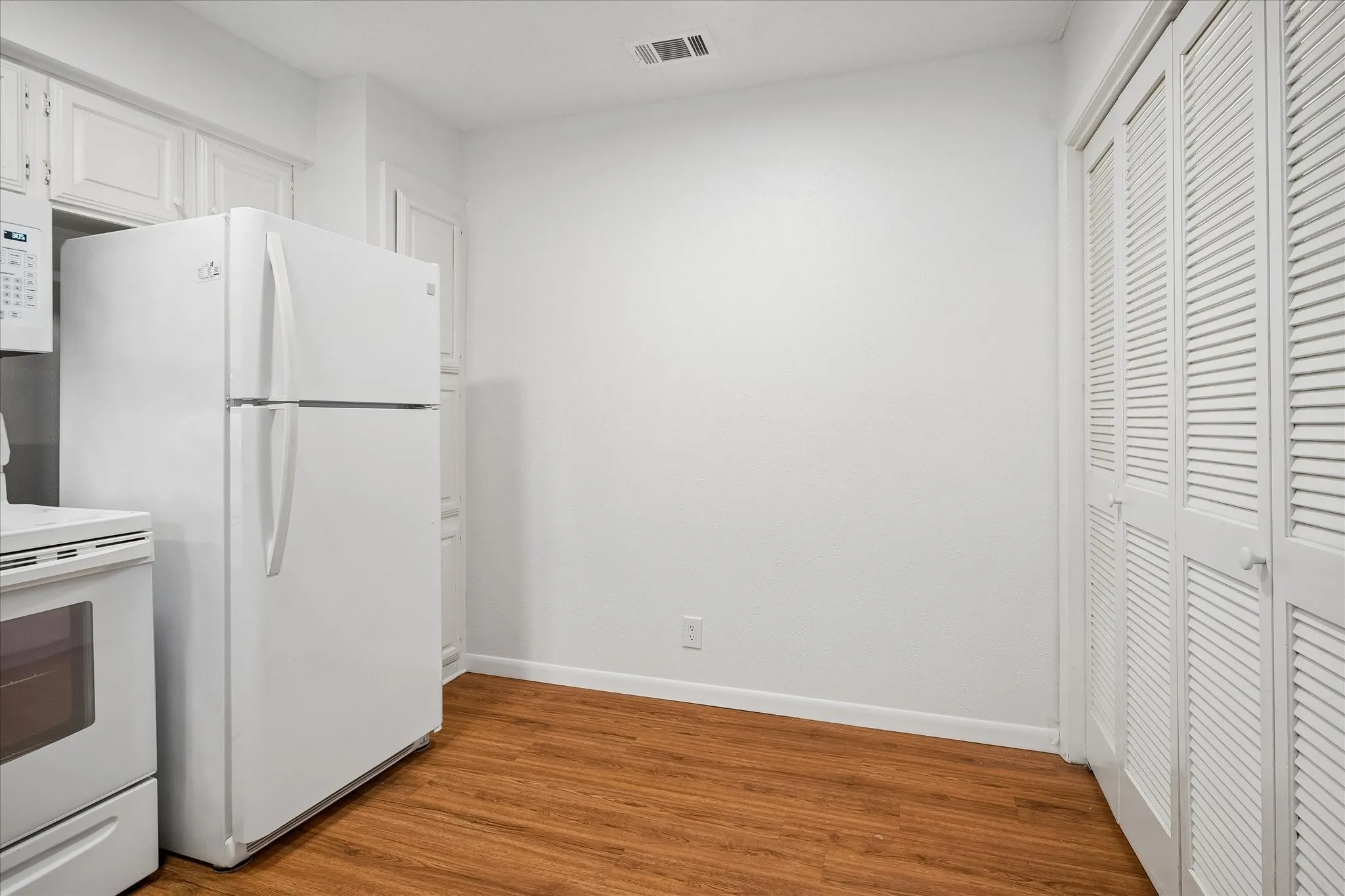Condominium For Sale in Dallas County , 5200 Martel Avenue 6G, Dallas, Texas 75206, 1 Bedroom, 2 Bathroom, 1 Garage spaces, 952 Sqft, built in 1981, mls#21408140, Real Estate Agent in Dallas, Homes For Sale in Dallas county, Homes For Sale in Dallas, Realtor in Dallas Texas, Real Estate Brokerage Independent Realty Texas, Luminita Cordes Realtor