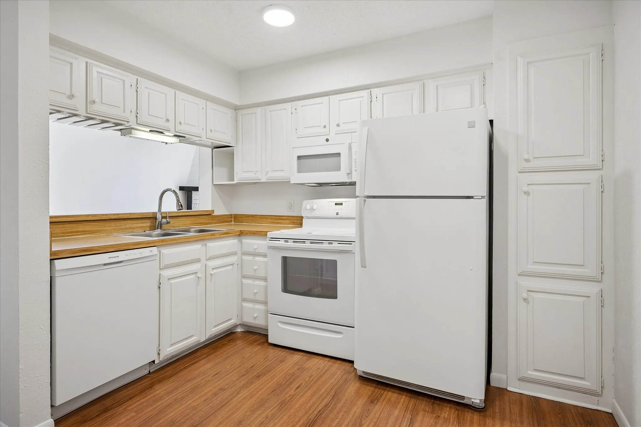 Condominium For Sale in Dallas County , 5200 Martel Avenue 6G, Dallas, Texas 75206, 1 Bedroom, 2 Bathroom, 1 Garage spaces, 952 Sqft, built in 1981, mls#21408140, Real Estate Agent in Dallas, Homes For Sale in Dallas county, Homes For Sale in Dallas, Realtor in Dallas Texas, Real Estate Brokerage Independent Realty Texas, Luminita Cordes Realtor