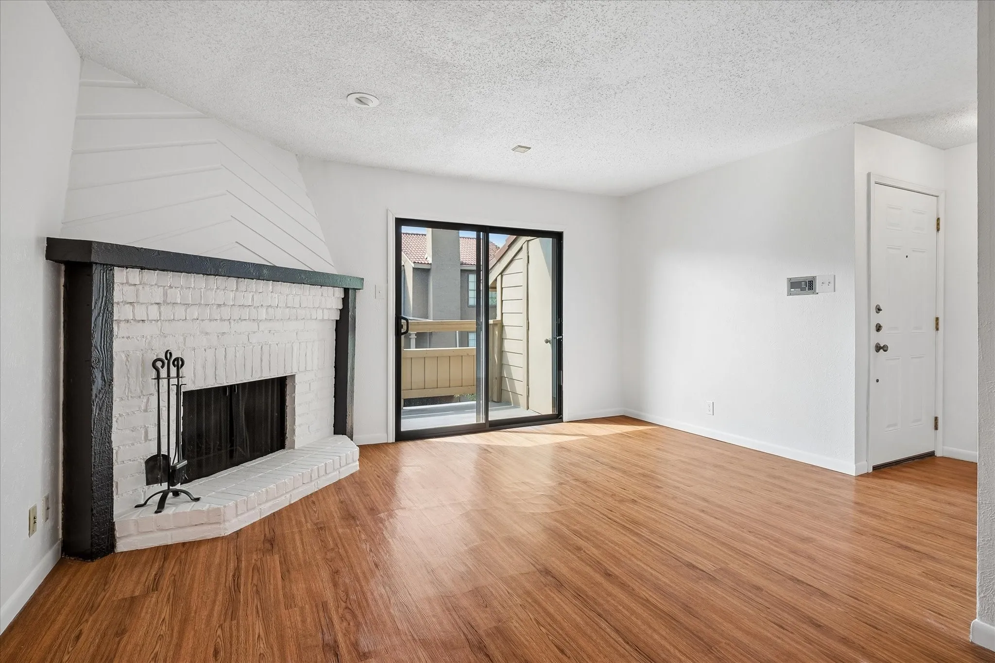 Condominium For Sale in Dallas County , 5200 Martel Avenue 6G, Dallas, Texas 75206, 1 Bedroom, 2 Bathroom, 1 Garage spaces, 952 Sqft, built in 1981, mls#21408140, Real Estate Agent in Dallas, Homes For Sale in Dallas county, Homes For Sale in Dallas, Realtor in Dallas Texas, Real Estate Brokerage Independent Realty Texas, Luminita Cordes Realtor