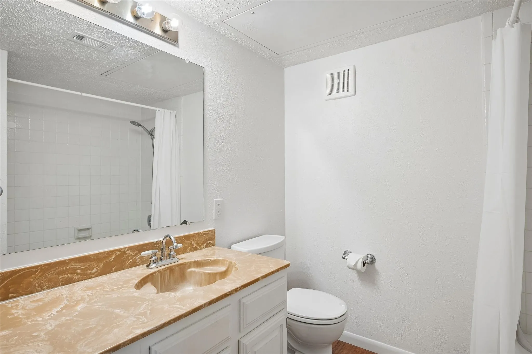 Condominium For Sale in Dallas County , 5200 Martel Avenue 6G, Dallas, Texas 75206, 1 Bedroom, 2 Bathroom, 1 Garage spaces, 952 Sqft, built in 1981, mls#21408140, Real Estate Agent in Dallas, Homes For Sale in Dallas county, Homes For Sale in Dallas, Realtor in Dallas Texas, Real Estate Brokerage Independent Realty Texas, Luminita Cordes Realtor