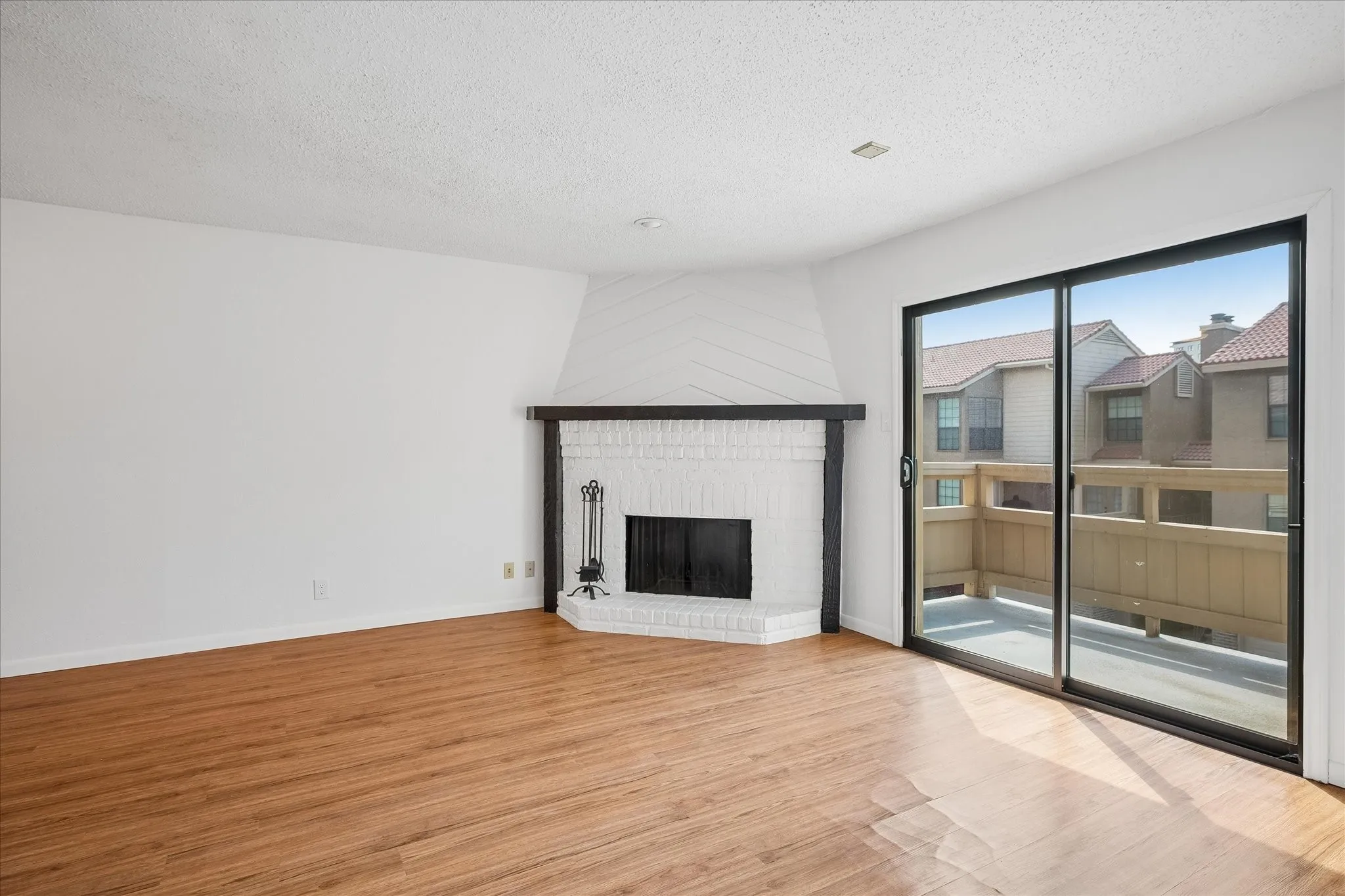 Condominium For Sale in Dallas County , 5200 Martel Avenue 6G, Dallas, Texas 75206, 1 Bedroom, 2 Bathroom, 1 Garage spaces, 952 Sqft, built in 1981, mls#21408140, Real Estate Agent in Dallas, Homes For Sale in Dallas county, Homes For Sale in Dallas, Realtor in Dallas Texas, Real Estate Brokerage Independent Realty Texas, Luminita Cordes Realtor