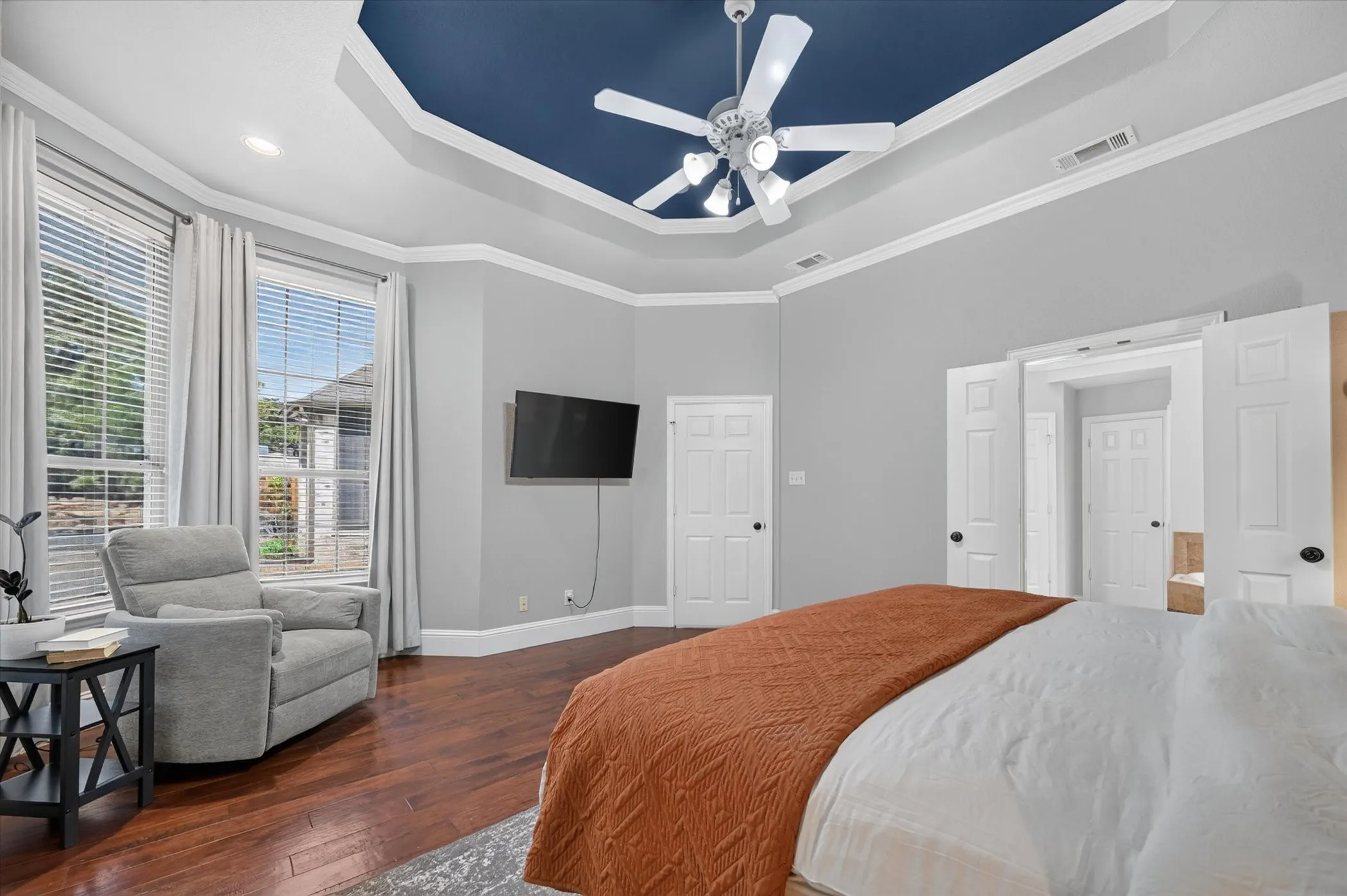 Single Family Residence For Sale in Denton County , 106 Mustang Trail, Shady Shores, Texas 76208, 4 Bedroom, 3 Bathroom, 2 Garage spaces, 2,720 Sqft, built in 1997, mls#21393207, Real Estate Agent in Shady Shores, Homes For Sale in Denton county, Homes For Sale in Shady Shores, Realtor in Shady Shores Texas, Real Estate Brokerage Independent Realty Texas, Luminita Cordes Realtor
