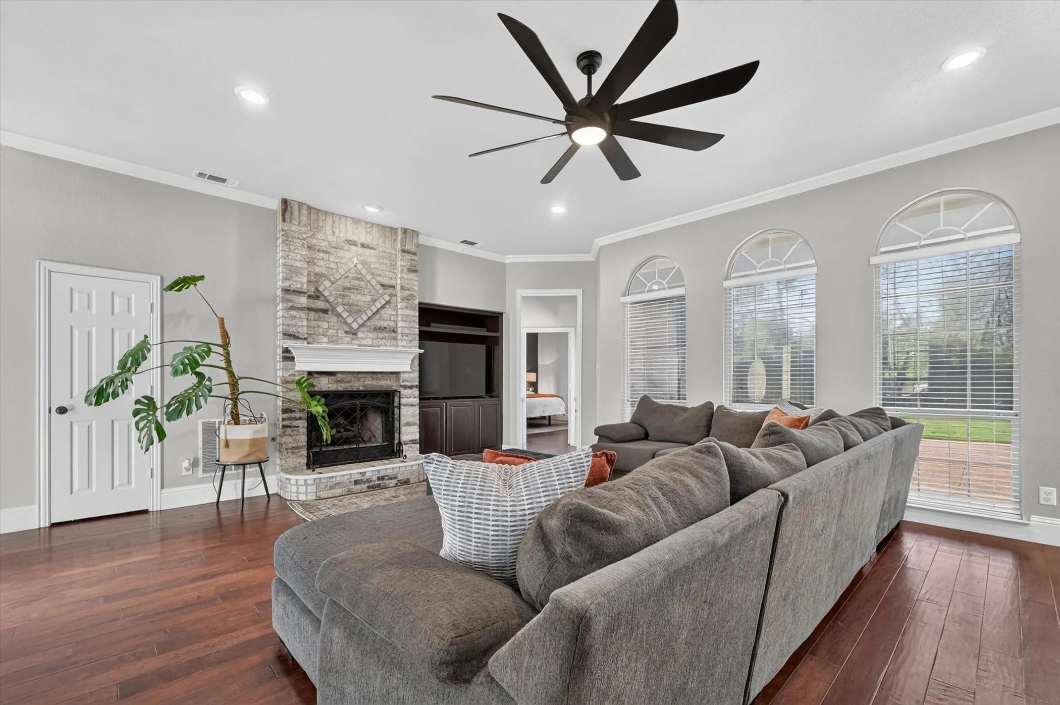 Single Family Residence For Sale in Denton County , 106 Mustang Trail, Shady Shores, Texas 76208, 4 Bedroom, 3 Bathroom, 2 Garage spaces, 2,720 Sqft, built in 1997, mls#21393207, Real Estate Agent in Shady Shores, Homes For Sale in Denton county, Homes For Sale in Shady Shores, Realtor in Shady Shores Texas, Real Estate Brokerage Independent Realty Texas, Luminita Cordes Realtor