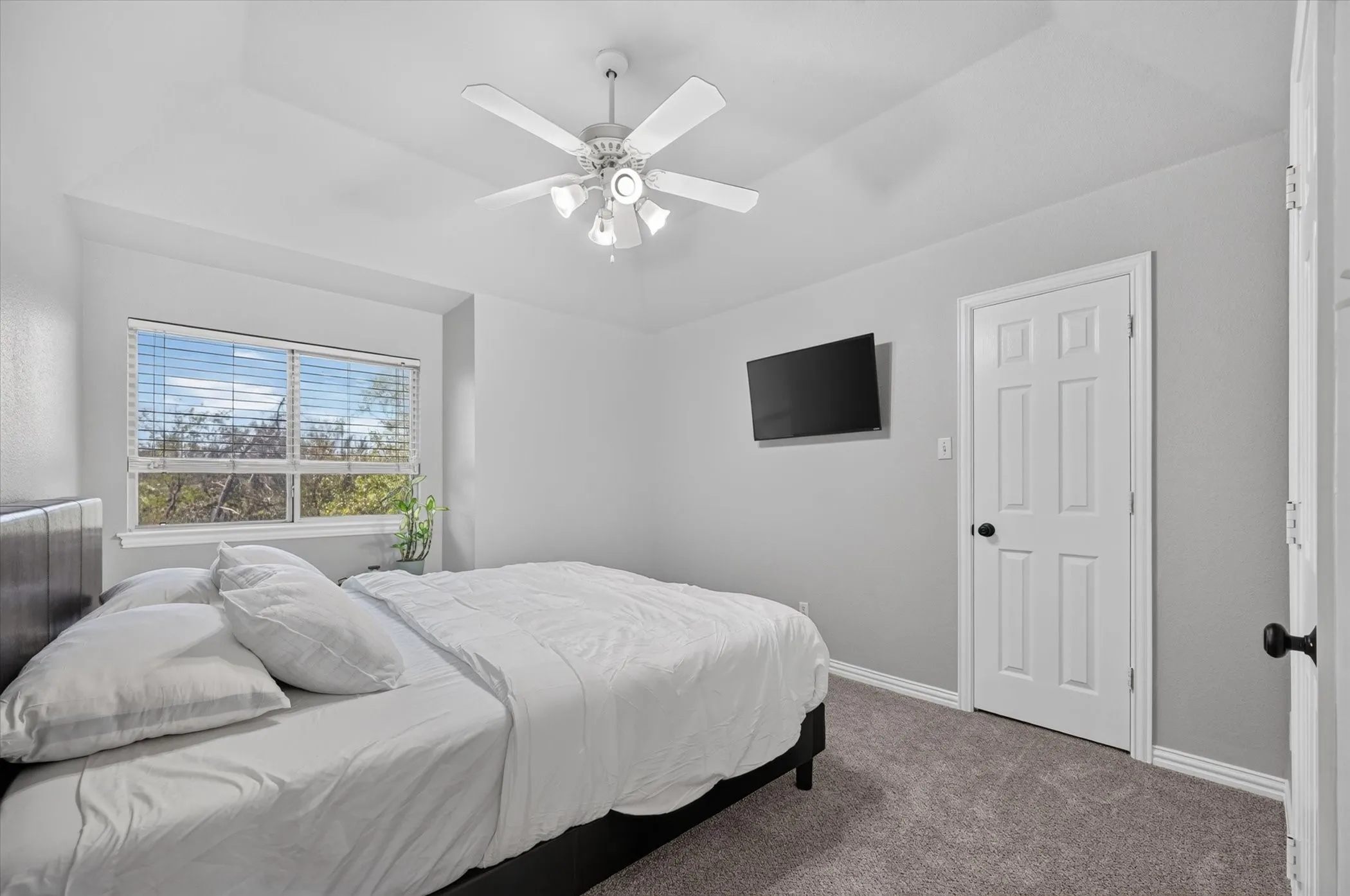 Single Family Residence For Sale in Denton County , 106 Mustang Trail, Shady Shores, Texas 76208, 4 Bedroom, 3 Bathroom, 2 Garage spaces, 2,720 Sqft, built in 1997, mls#21393207, Real Estate Agent in Shady Shores, Homes For Sale in Denton county, Homes For Sale in Shady Shores, Realtor in Shady Shores Texas, Real Estate Brokerage Independent Realty Texas, Luminita Cordes Realtor
