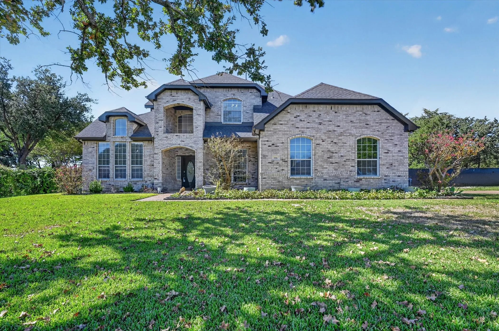 Single Family Residence For Sale in Denton County , 106 Mustang Trail, Shady Shores, Texas 76208, 4 Bedroom, 3 Bathroom, 2 Garage spaces, 2,720 Sqft, built in 1997, mls#21393207, Real Estate Agent in Shady Shores, Homes For Sale in Denton county, Homes For Sale in Shady Shores, Realtor in Shady Shores Texas, Real Estate Brokerage Independent Realty Texas, Luminita Cordes Realtor