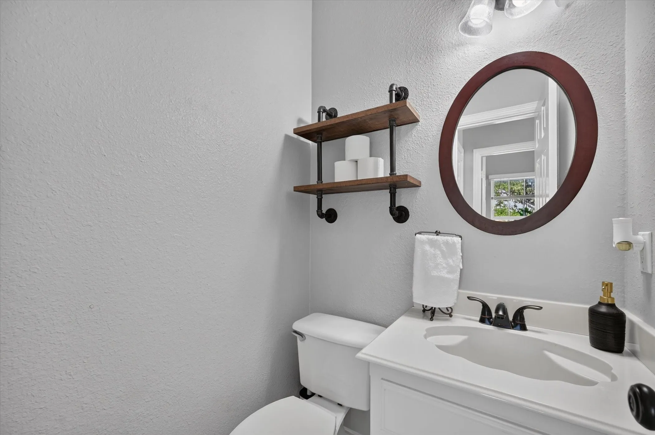 Single Family Residence For Sale in Denton County , 106 Mustang Trail, Shady Shores, Texas 76208, 4 Bedroom, 3 Bathroom, 2 Garage spaces, 2,720 Sqft, built in 1997, mls#21393207, Real Estate Agent in Shady Shores, Homes For Sale in Denton county, Homes For Sale in Shady Shores, Realtor in Shady Shores Texas, Real Estate Brokerage Independent Realty Texas, Luminita Cordes Realtor