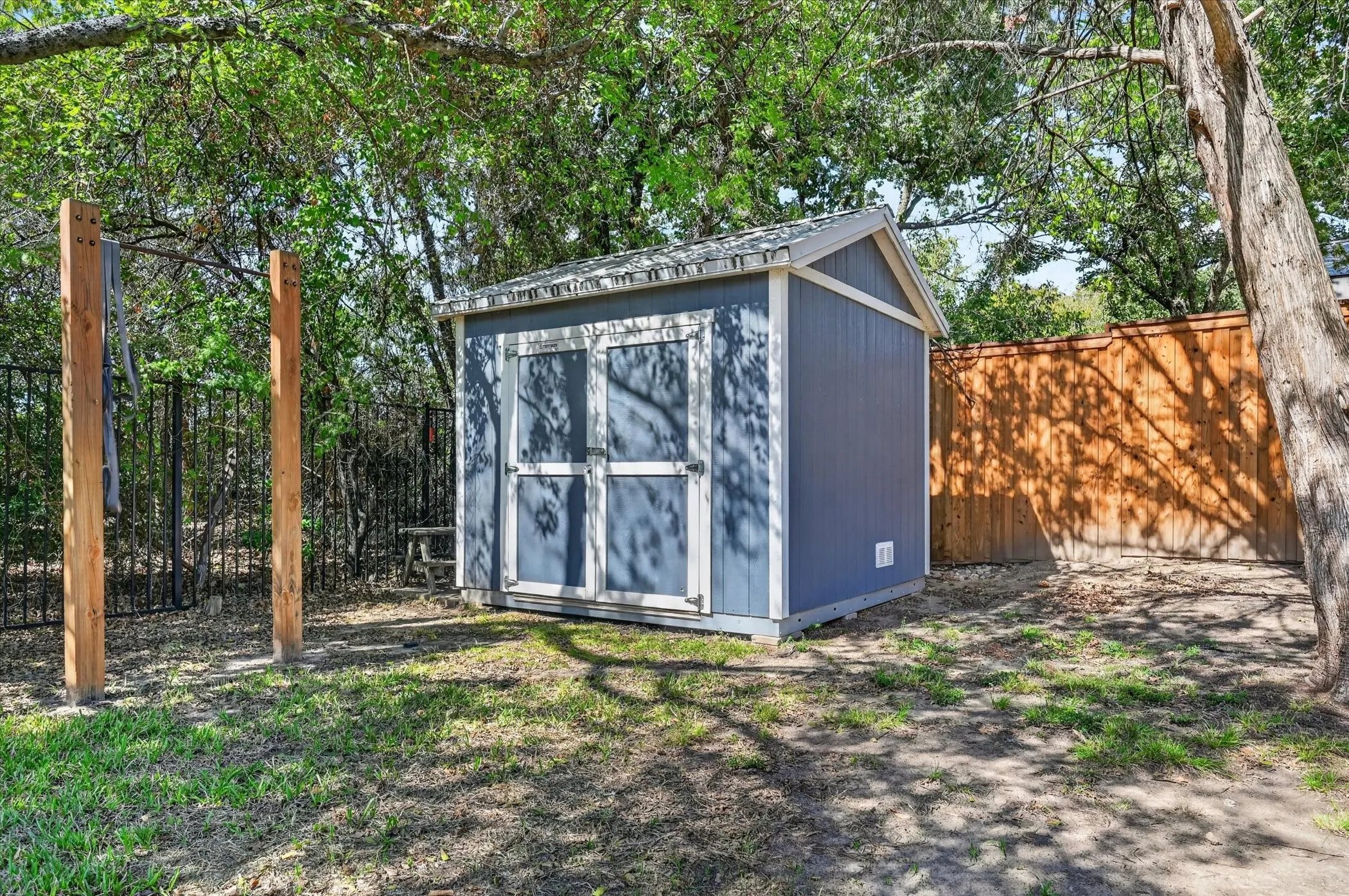 Single Family Residence For Sale in Denton County , 106 Mustang Trail, Shady Shores, Texas 76208, 4 Bedroom, 3 Bathroom, 2 Garage spaces, 2,720 Sqft, built in 1997, mls#21393207, Real Estate Agent in Shady Shores, Homes For Sale in Denton county, Homes For Sale in Shady Shores, Realtor in Shady Shores Texas, Real Estate Brokerage Independent Realty Texas, Luminita Cordes Realtor
