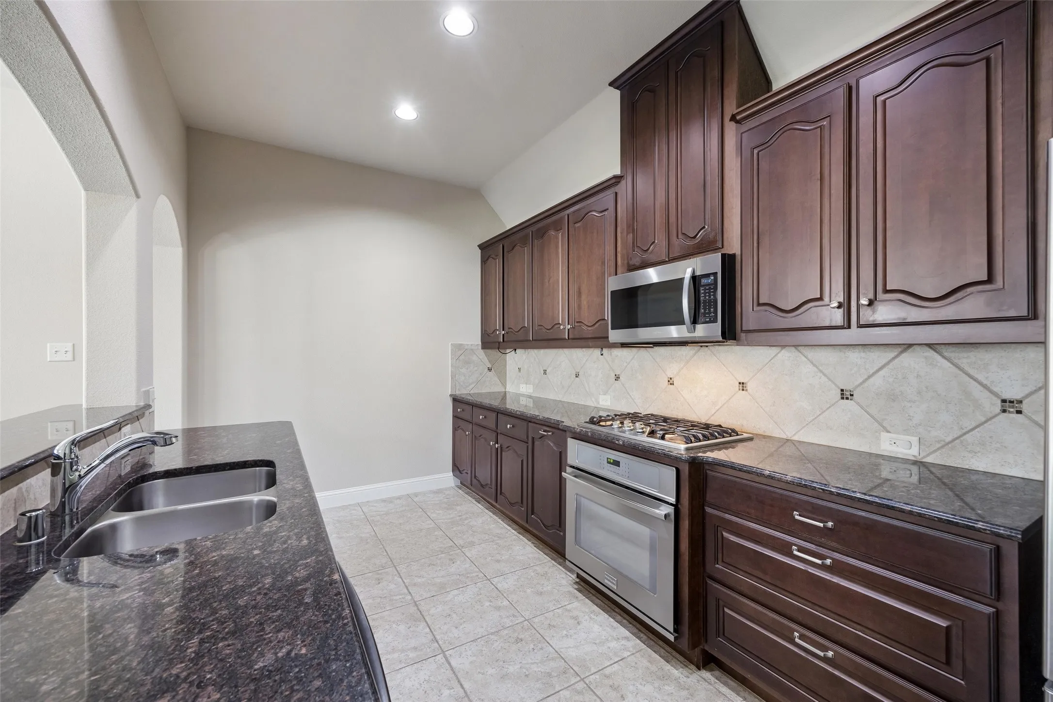Pot drawers, stainless appliances, gas cooktop