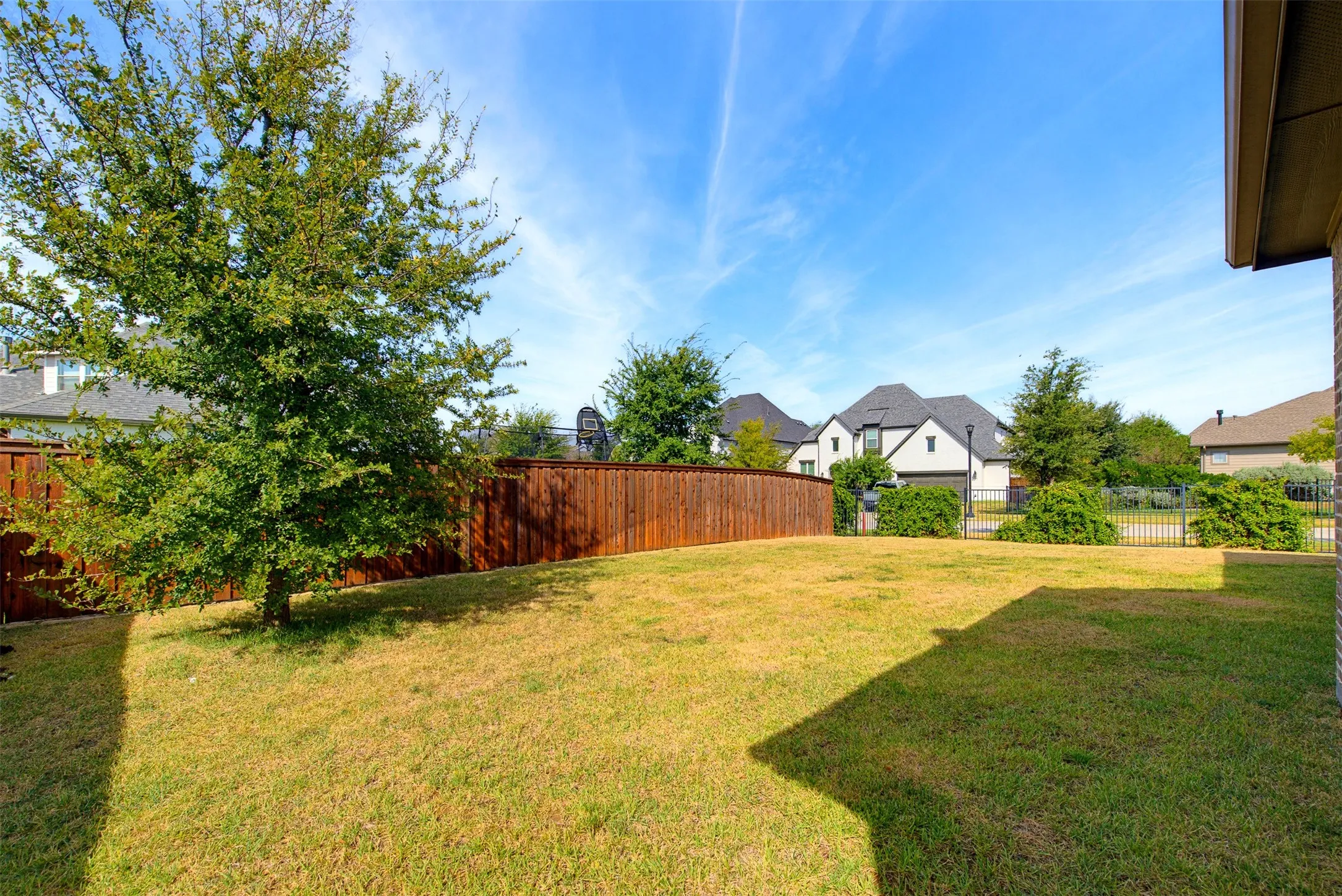 Single Family Residence For Sale in Parker County , 1920 Roundtree Circle E, Fort Worth, Texas 76008, 4 Bedroom, 4 Bathroom, 2 Garage spaces, 3,048 Sqft, built in 2018, mls#21391723, Real Estate Agent in Fort Worth, Homes For Sale in Parker county, Homes For Sale in Fort Worth, Realtor in Fort Worth Texas, Real Estate Brokerage Independent Realty Texas, Luminita Cordes Realtor
