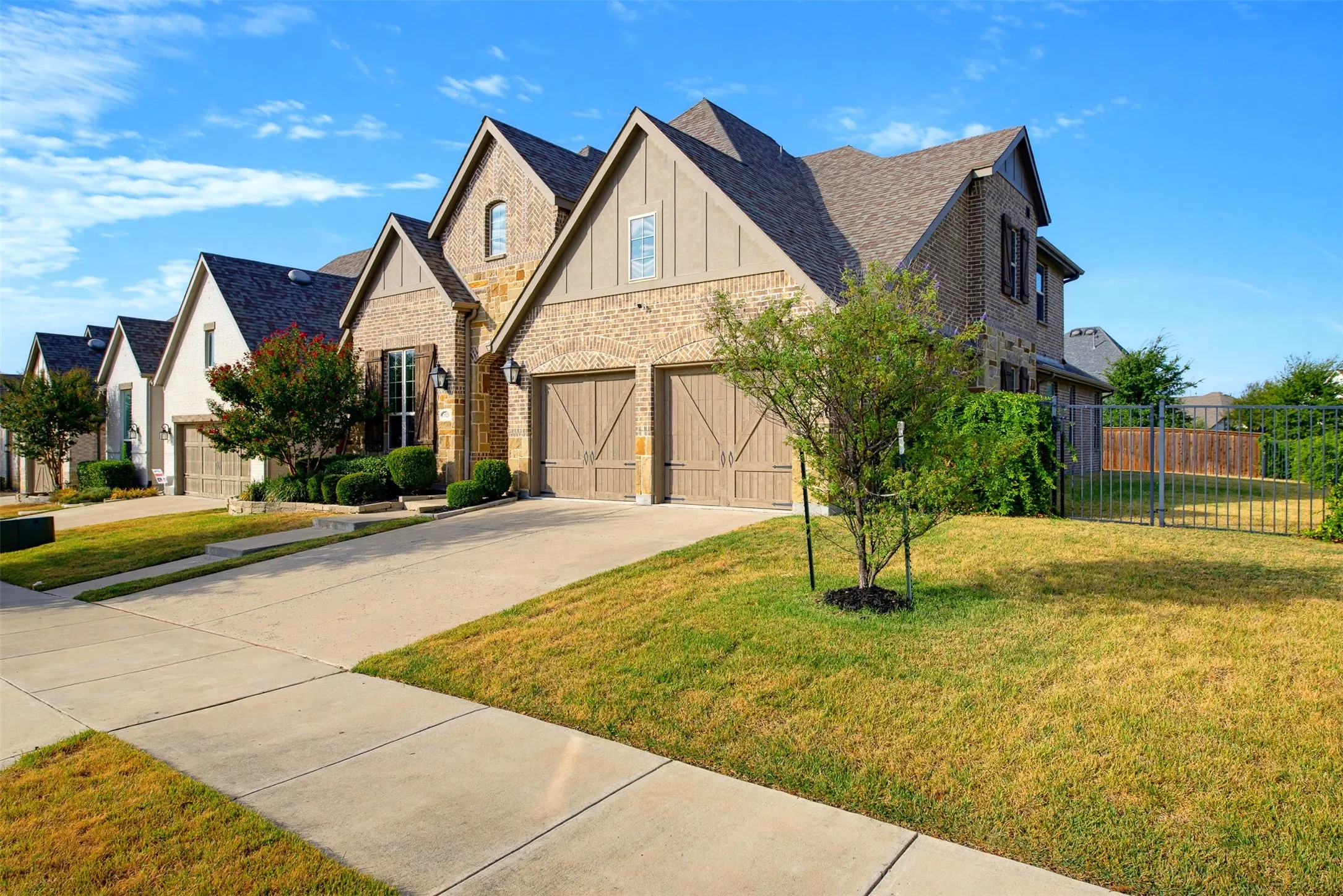 Single Family Residence For Sale in Parker County , 1920 Roundtree Circle E, Fort Worth, Texas 76008, 4 Bedroom, 4 Bathroom, 2 Garage spaces, 3,048 Sqft, built in 2018, mls#21391723, Real Estate Agent in Fort Worth, Homes For Sale in Parker county, Homes For Sale in Fort Worth, Realtor in Fort Worth Texas, Real Estate Brokerage Independent Realty Texas, Luminita Cordes Realtor