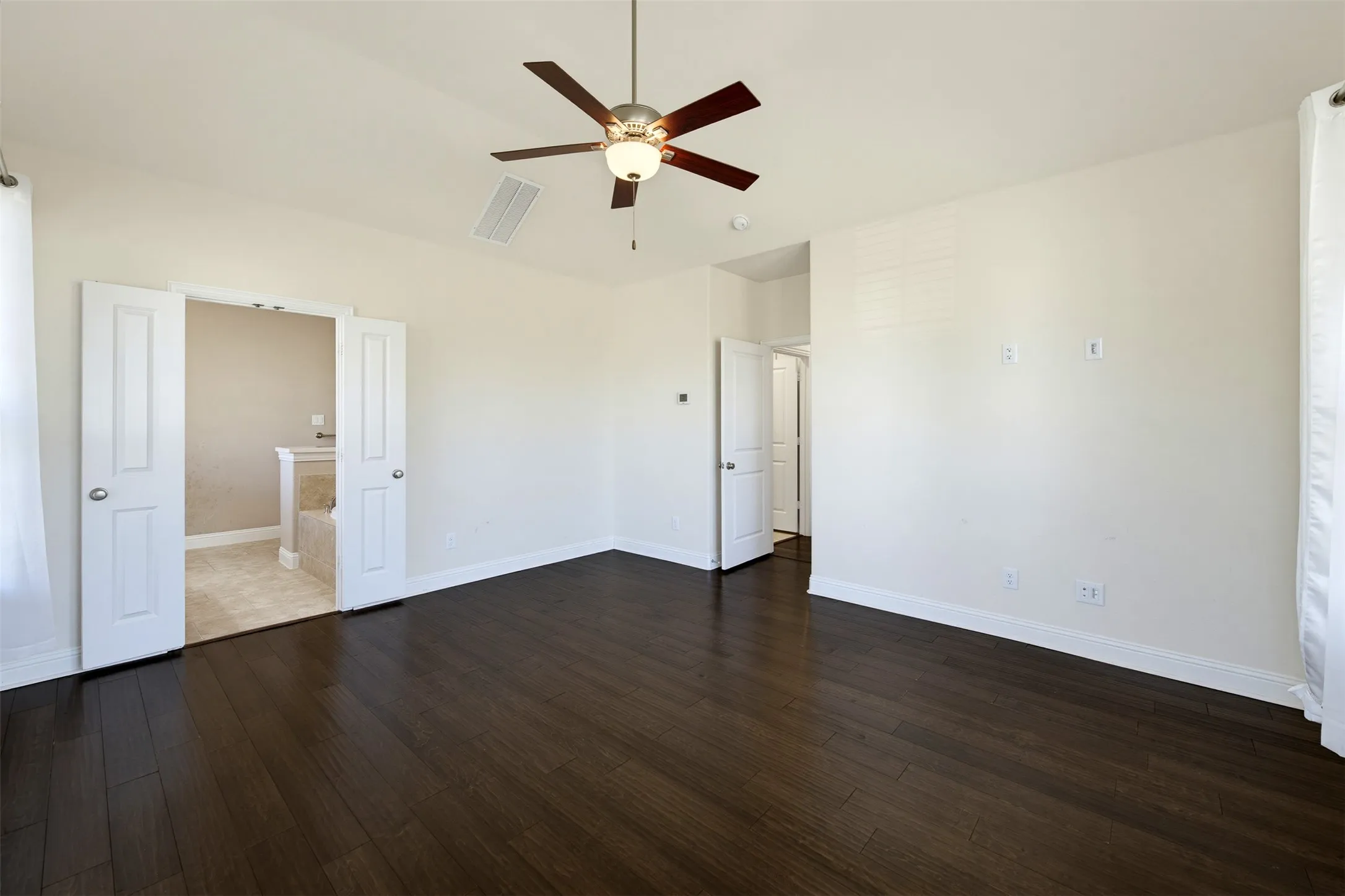 Single Family Residence For Sale in Parker County , 1920 Roundtree Circle E, Fort Worth, Texas 76008, 4 Bedroom, 4 Bathroom, 2 Garage spaces, 3,048 Sqft, built in 2018, mls#21391723, Real Estate Agent in Fort Worth, Homes For Sale in Parker county, Homes For Sale in Fort Worth, Realtor in Fort Worth Texas, Real Estate Brokerage Independent Realty Texas, Luminita Cordes Realtor