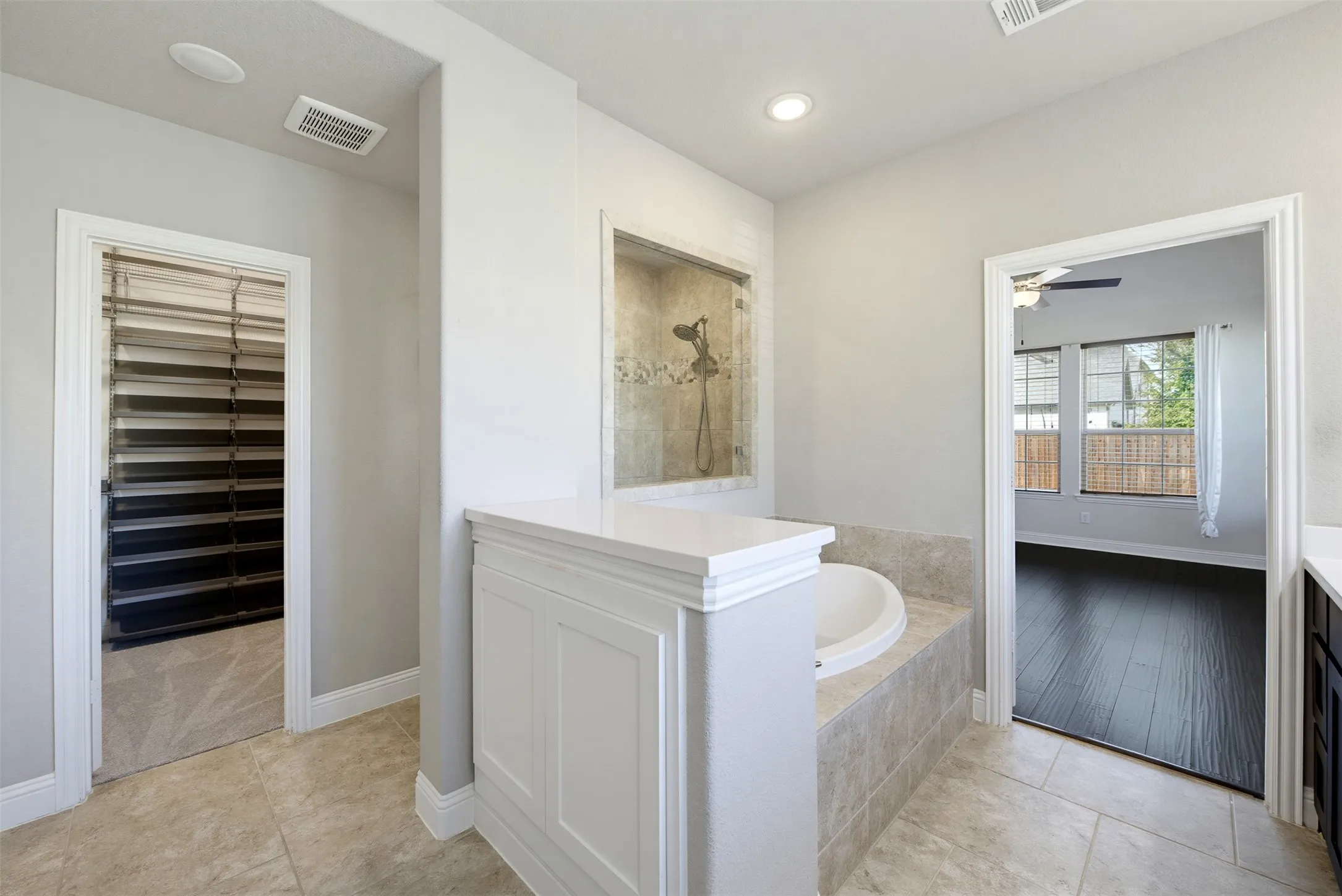 Single Family Residence For Sale in Parker County , 1920 Roundtree Circle E, Fort Worth, Texas 76008, 4 Bedroom, 4 Bathroom, 2 Garage spaces, 3,048 Sqft, built in 2018, mls#21391723, Real Estate Agent in Fort Worth, Homes For Sale in Parker county, Homes For Sale in Fort Worth, Realtor in Fort Worth Texas, Real Estate Brokerage Independent Realty Texas, Luminita Cordes Realtor