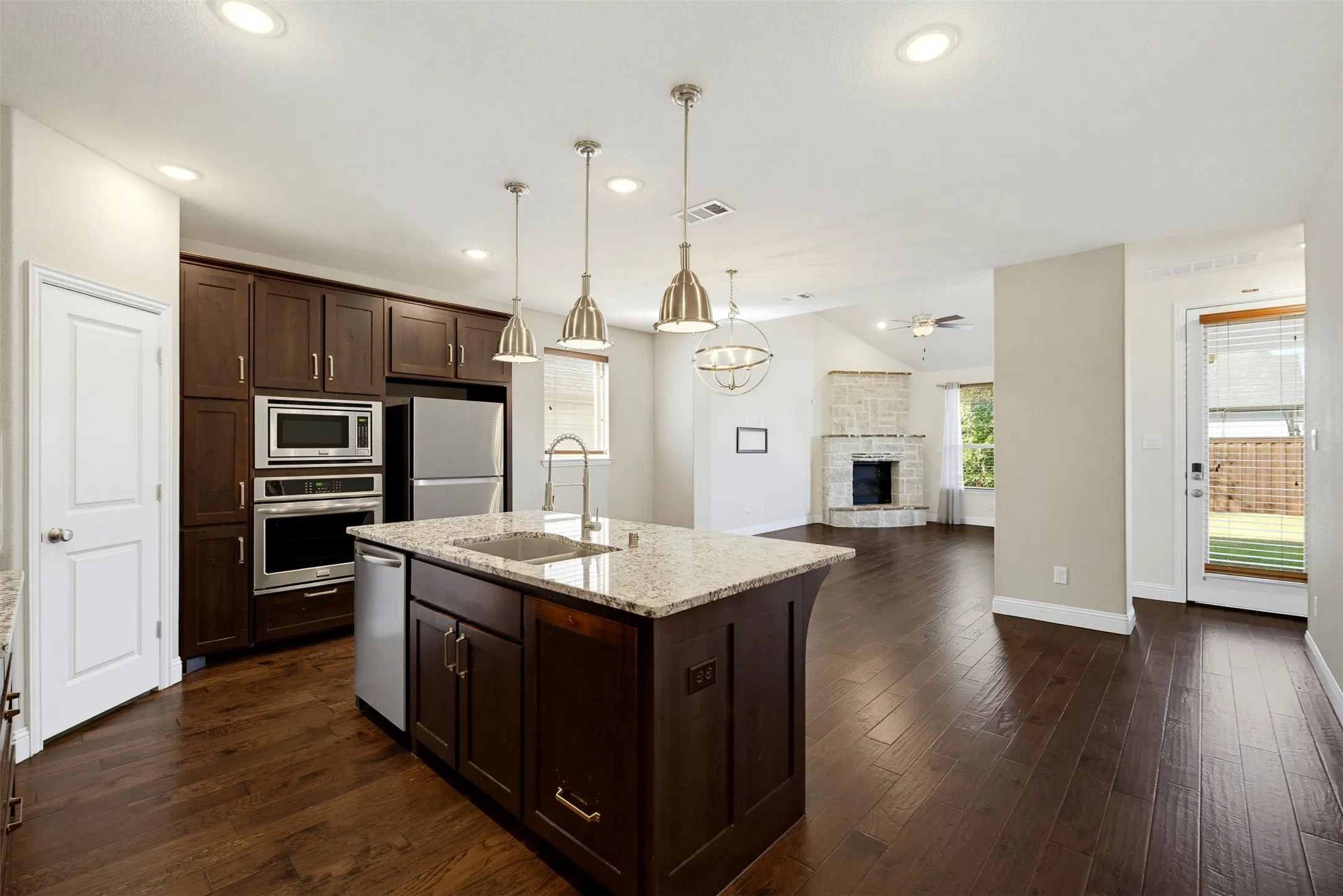 Single Family Residence For Sale in Parker County , 1920 Roundtree Circle E, Fort Worth, Texas 76008, 4 Bedroom, 4 Bathroom, 2 Garage spaces, 3,048 Sqft, built in 2018, mls#21391723, Real Estate Agent in Fort Worth, Homes For Sale in Parker county, Homes For Sale in Fort Worth, Realtor in Fort Worth Texas, Real Estate Brokerage Independent Realty Texas, Luminita Cordes Realtor