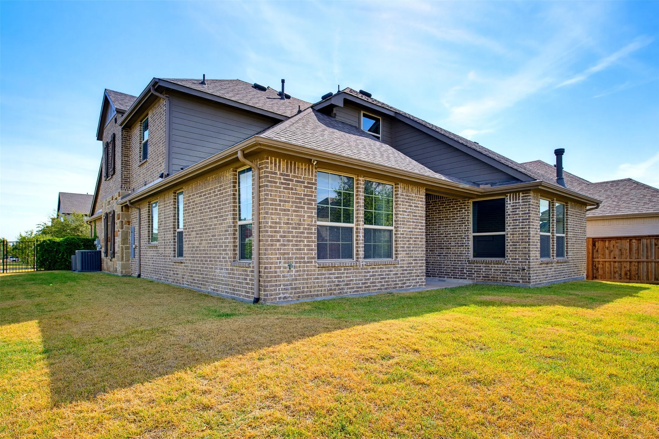 Single Family Residence For Sale in Parker County , 1920 Roundtree Circle E, Fort Worth, Texas 76008, 4 Bedroom, 4 Bathroom, 2 Garage spaces, 3,048 Sqft, built in 2018, mls#21391723, Real Estate Agent in Fort Worth, Homes For Sale in Parker county, Homes For Sale in Fort Worth, Realtor in Fort Worth Texas, Real Estate Brokerage Independent Realty Texas, Luminita Cordes Realtor