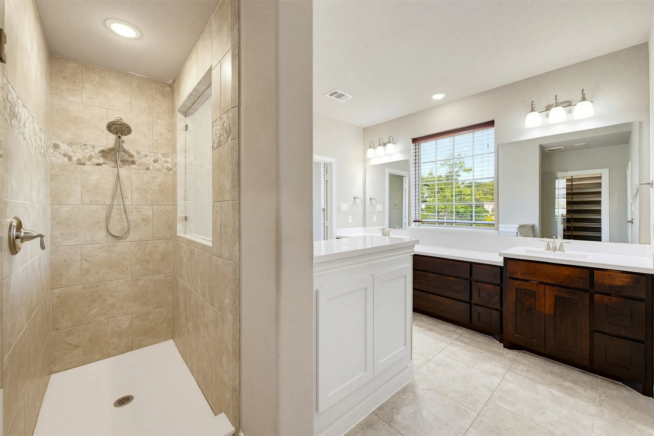 Single Family Residence For Sale in Parker County , 1920 Roundtree Circle E, Fort Worth, Texas 76008, 4 Bedroom, 4 Bathroom, 2 Garage spaces, 3,048 Sqft, built in 2018, mls#21391723, Real Estate Agent in Fort Worth, Homes For Sale in Parker county, Homes For Sale in Fort Worth, Realtor in Fort Worth Texas, Real Estate Brokerage Independent Realty Texas, Luminita Cordes Realtor