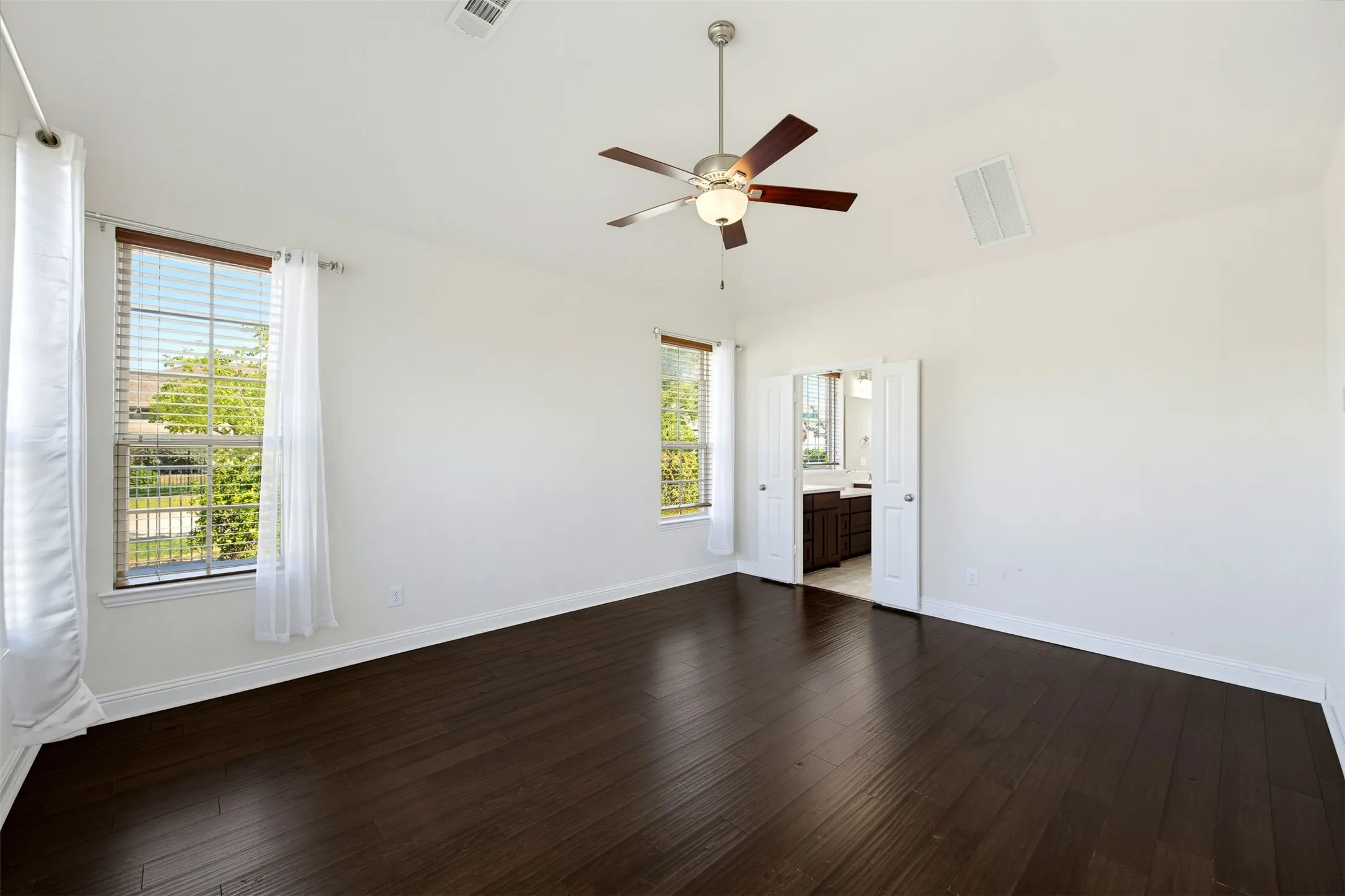 Single Family Residence For Sale in Parker County , 1920 Roundtree Circle E, Fort Worth, Texas 76008, 4 Bedroom, 4 Bathroom, 2 Garage spaces, 3,048 Sqft, built in 2018, mls#21391723, Real Estate Agent in Fort Worth, Homes For Sale in Parker county, Homes For Sale in Fort Worth, Realtor in Fort Worth Texas, Real Estate Brokerage Independent Realty Texas, Luminita Cordes Realtor