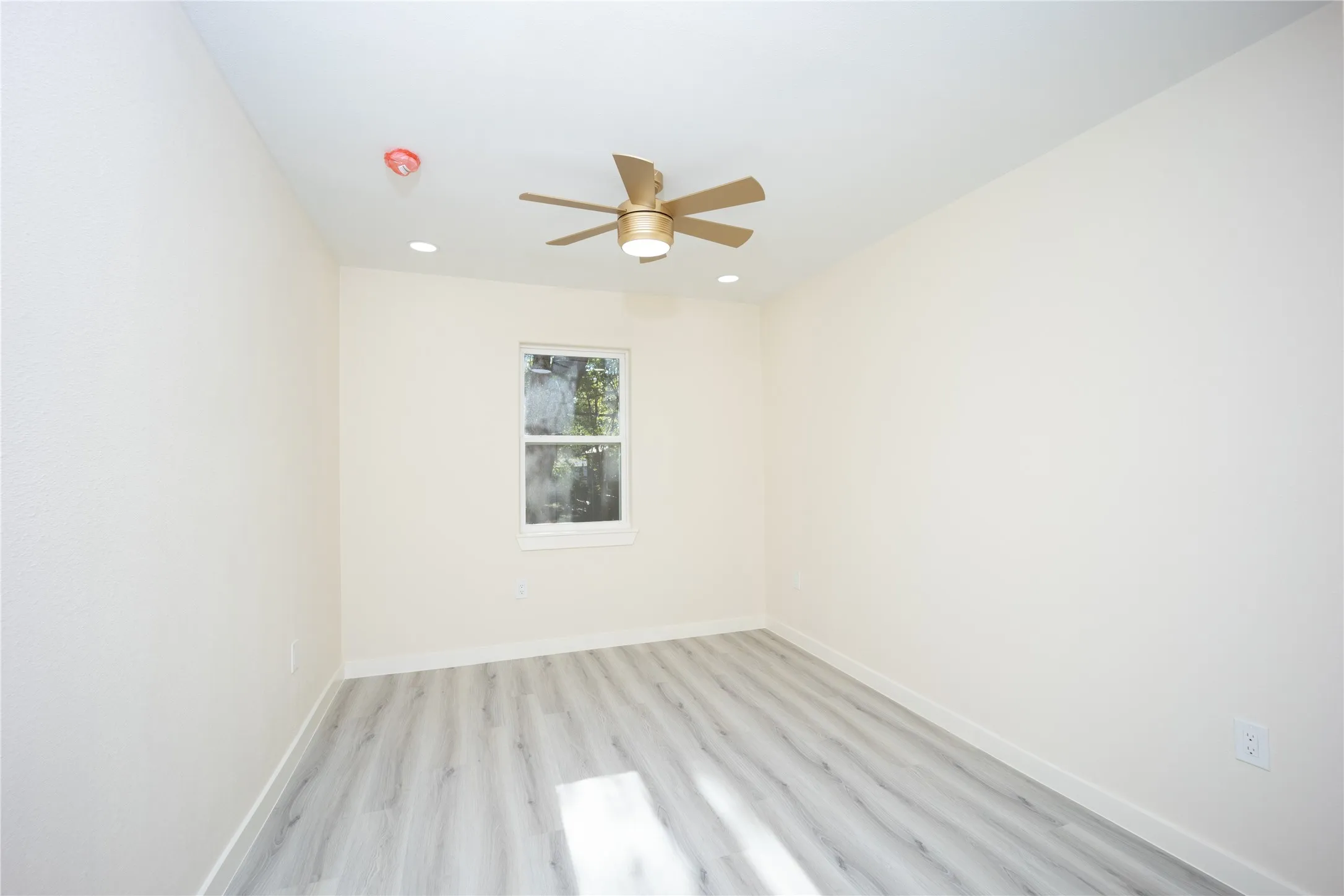 Single Family Residence For Sale in Ellis County , 1103 N Sherman Street, Ennis, Texas 75119, 3 Bedroom, 2 Bathroom, Garage spaces, 1,090 Sqft, built in 1962, mls#21408693, Real Estate Agent in Ennis, Homes For Sale in Ellis county, Homes For Sale in Ennis, Realtor in Ennis Texas, Real Estate Brokerage Independent Realty Texas, Luminita Cordes Realtor