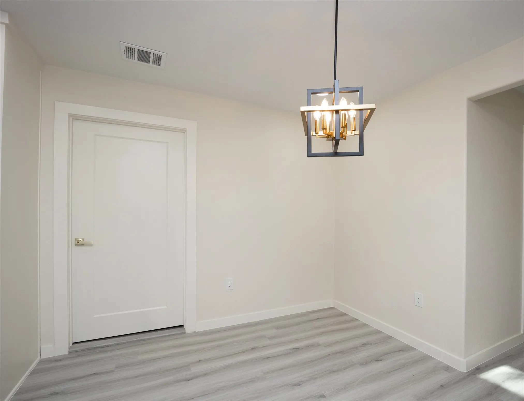 Single Family Residence For Sale in Ellis County , 1103 N Sherman Street, Ennis, Texas 75119, 3 Bedroom, 2 Bathroom, Garage spaces, 1,090 Sqft, built in 1962, mls#21408693, Real Estate Agent in Ennis, Homes For Sale in Ellis county, Homes For Sale in Ennis, Realtor in Ennis Texas, Real Estate Brokerage Independent Realty Texas, Luminita Cordes Realtor
