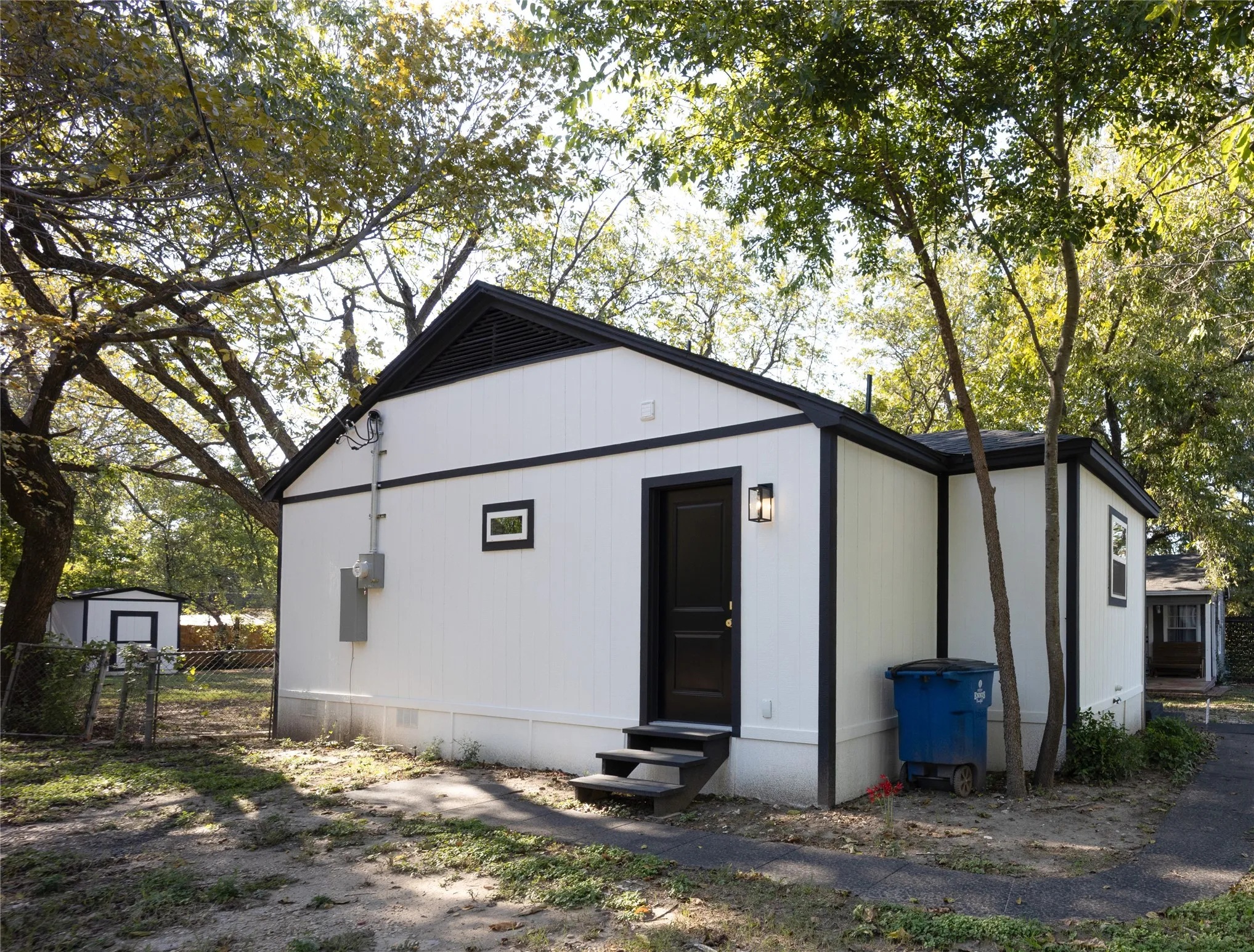 Single Family Residence For Sale in Ellis County , 1103 N Sherman Street, Ennis, Texas 75119, 3 Bedroom, 2 Bathroom, Garage spaces, 1,090 Sqft, built in 1962, mls#21408693, Real Estate Agent in Ennis, Homes For Sale in Ellis county, Homes For Sale in Ennis, Realtor in Ennis Texas, Real Estate Brokerage Independent Realty Texas, Luminita Cordes Realtor