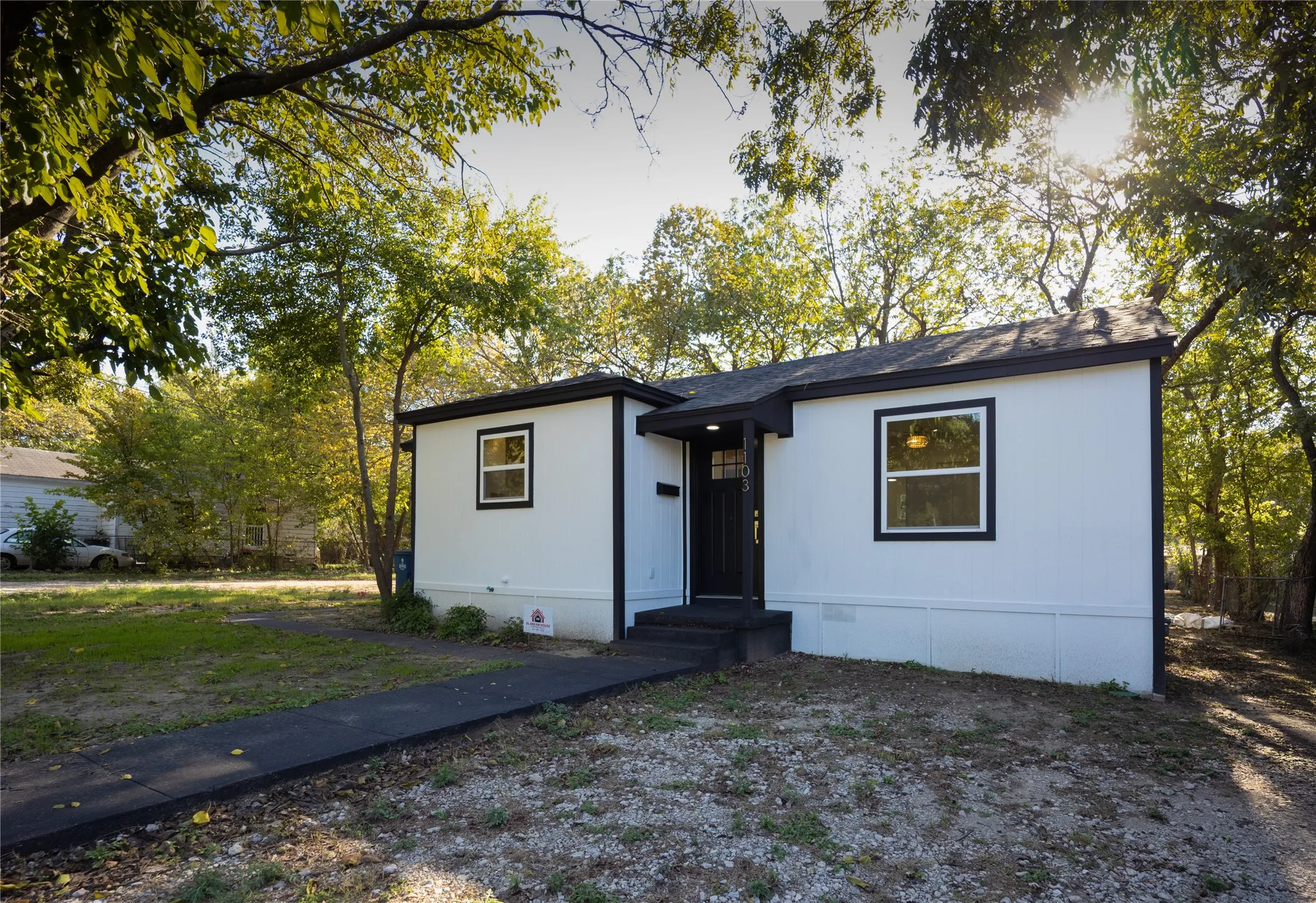 Single Family Residence For Sale in Ellis County , 1103 N Sherman Street, Ennis, Texas 75119, 3 Bedroom, 2 Bathroom, Garage spaces, 1,090 Sqft, built in 1962, mls#21408693, Real Estate Agent in Ennis, Homes For Sale in Ellis county, Homes For Sale in Ennis, Realtor in Ennis Texas, Real Estate Brokerage Independent Realty Texas, Luminita Cordes Realtor