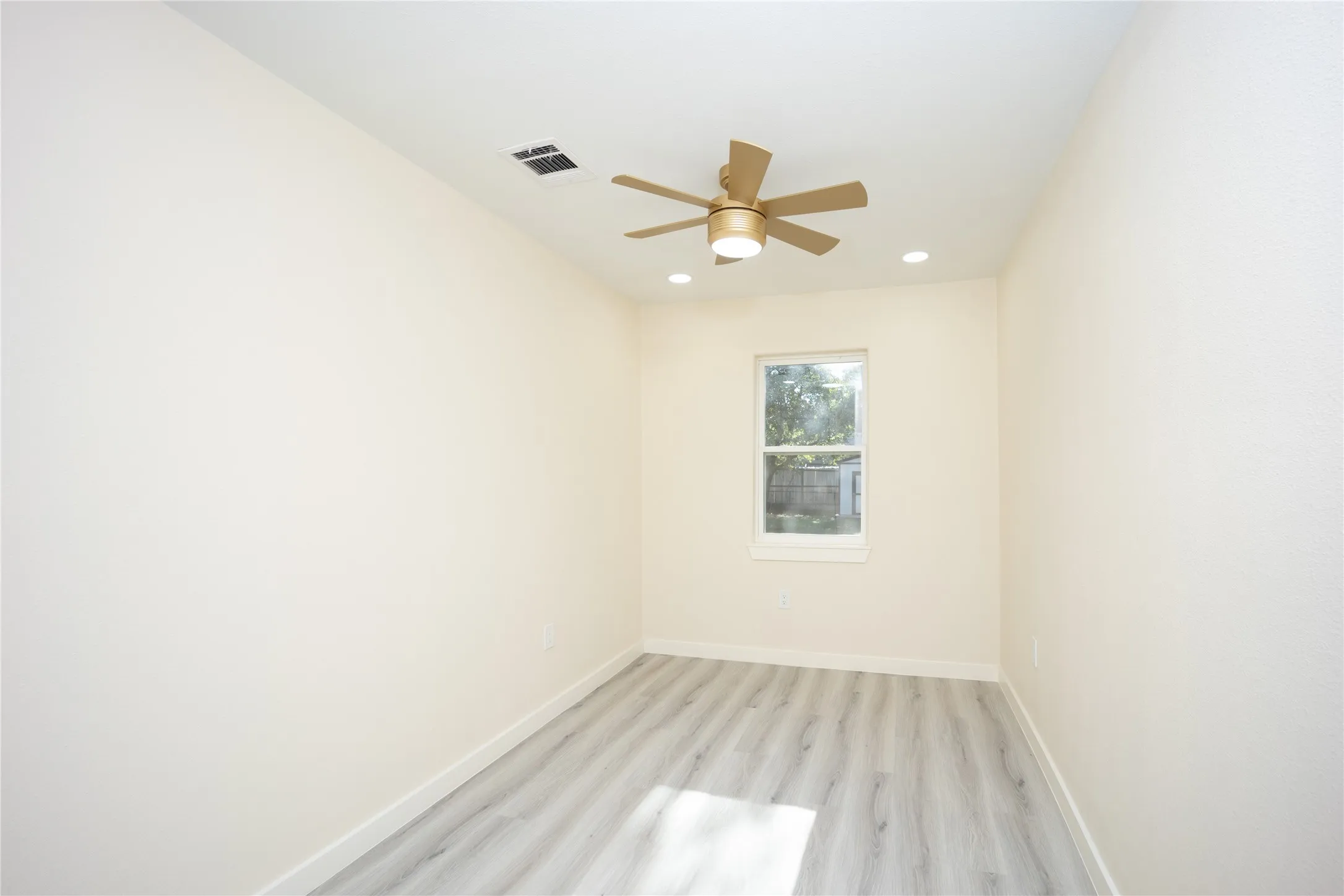 Single Family Residence For Sale in Ellis County , 1103 N Sherman Street, Ennis, Texas 75119, 3 Bedroom, 2 Bathroom, Garage spaces, 1,090 Sqft, built in 1962, mls#21408693, Real Estate Agent in Ennis, Homes For Sale in Ellis county, Homes For Sale in Ennis, Realtor in Ennis Texas, Real Estate Brokerage Independent Realty Texas, Luminita Cordes Realtor