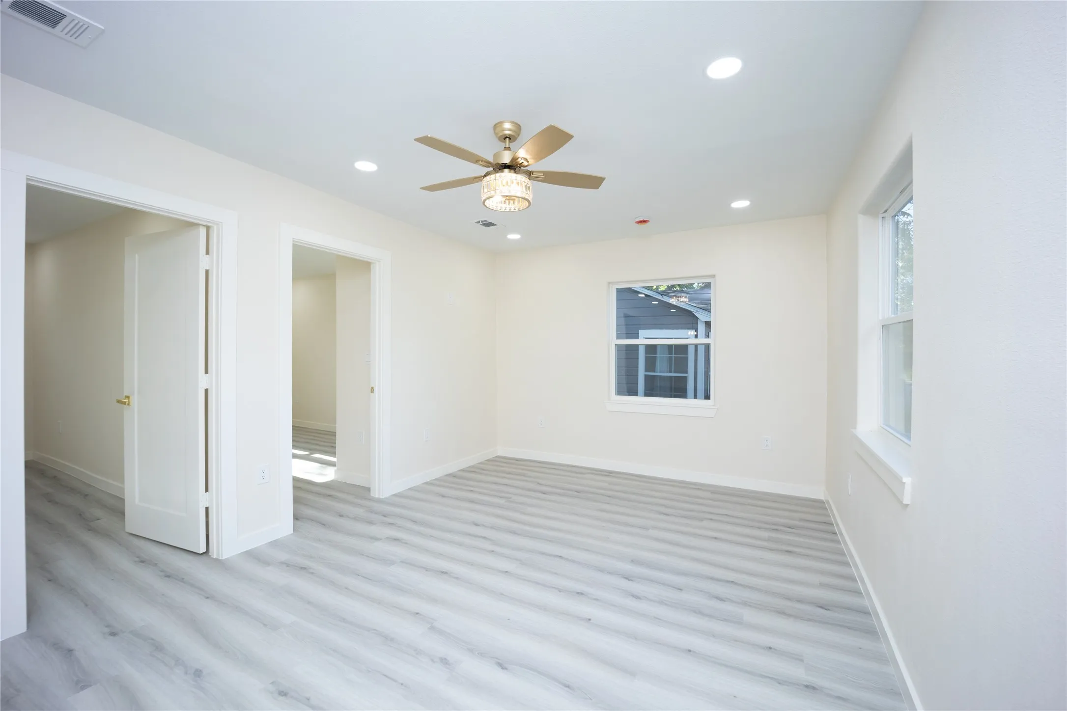 Single Family Residence For Sale in Ellis County , 1103 N Sherman Street, Ennis, Texas 75119, 3 Bedroom, 2 Bathroom, Garage spaces, 1,090 Sqft, built in 1962, mls#21408693, Real Estate Agent in Ennis, Homes For Sale in Ellis county, Homes For Sale in Ennis, Realtor in Ennis Texas, Real Estate Brokerage Independent Realty Texas, Luminita Cordes Realtor