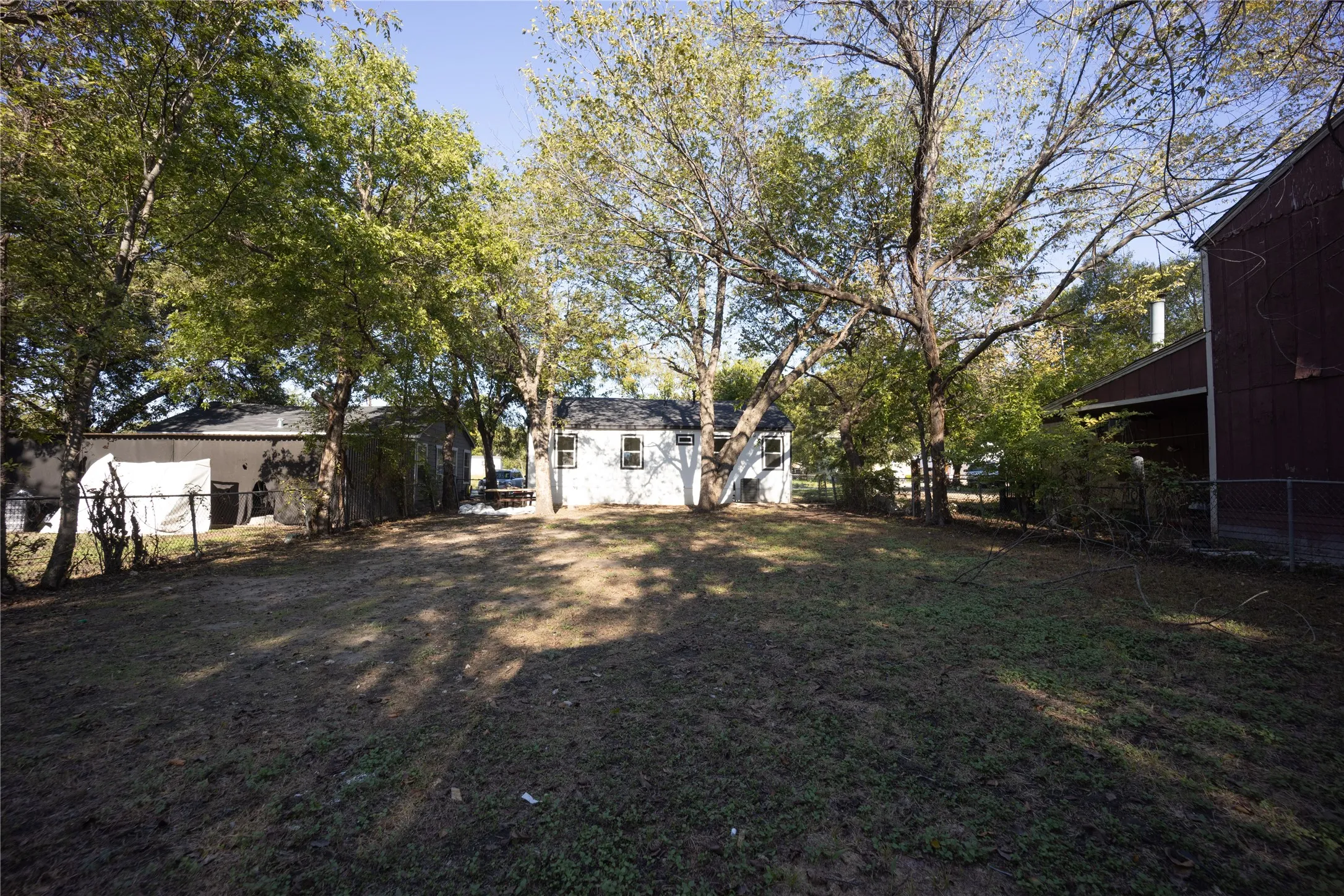 Single Family Residence For Sale in Ellis County , 1103 N Sherman Street, Ennis, Texas 75119, 3 Bedroom, 2 Bathroom, Garage spaces, 1,090 Sqft, built in 1962, mls#21408693, Real Estate Agent in Ennis, Homes For Sale in Ellis county, Homes For Sale in Ennis, Realtor in Ennis Texas, Real Estate Brokerage Independent Realty Texas, Luminita Cordes Realtor