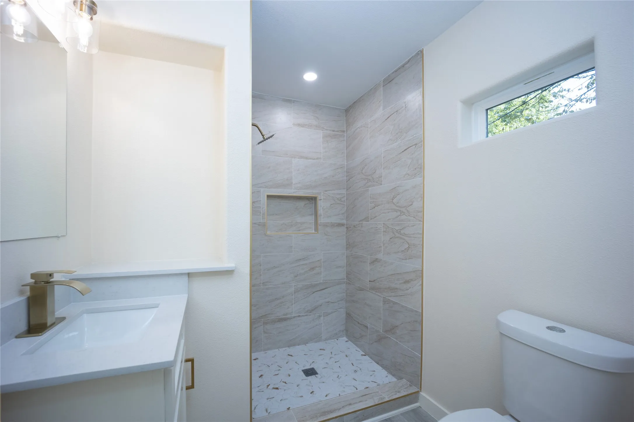 Single Family Residence For Sale in Ellis County , 1103 N Sherman Street, Ennis, Texas 75119, 3 Bedroom, 2 Bathroom, Garage spaces, 1,090 Sqft, built in 1962, mls#21408693, Real Estate Agent in Ennis, Homes For Sale in Ellis county, Homes For Sale in Ennis, Realtor in Ennis Texas, Real Estate Brokerage Independent Realty Texas, Luminita Cordes Realtor