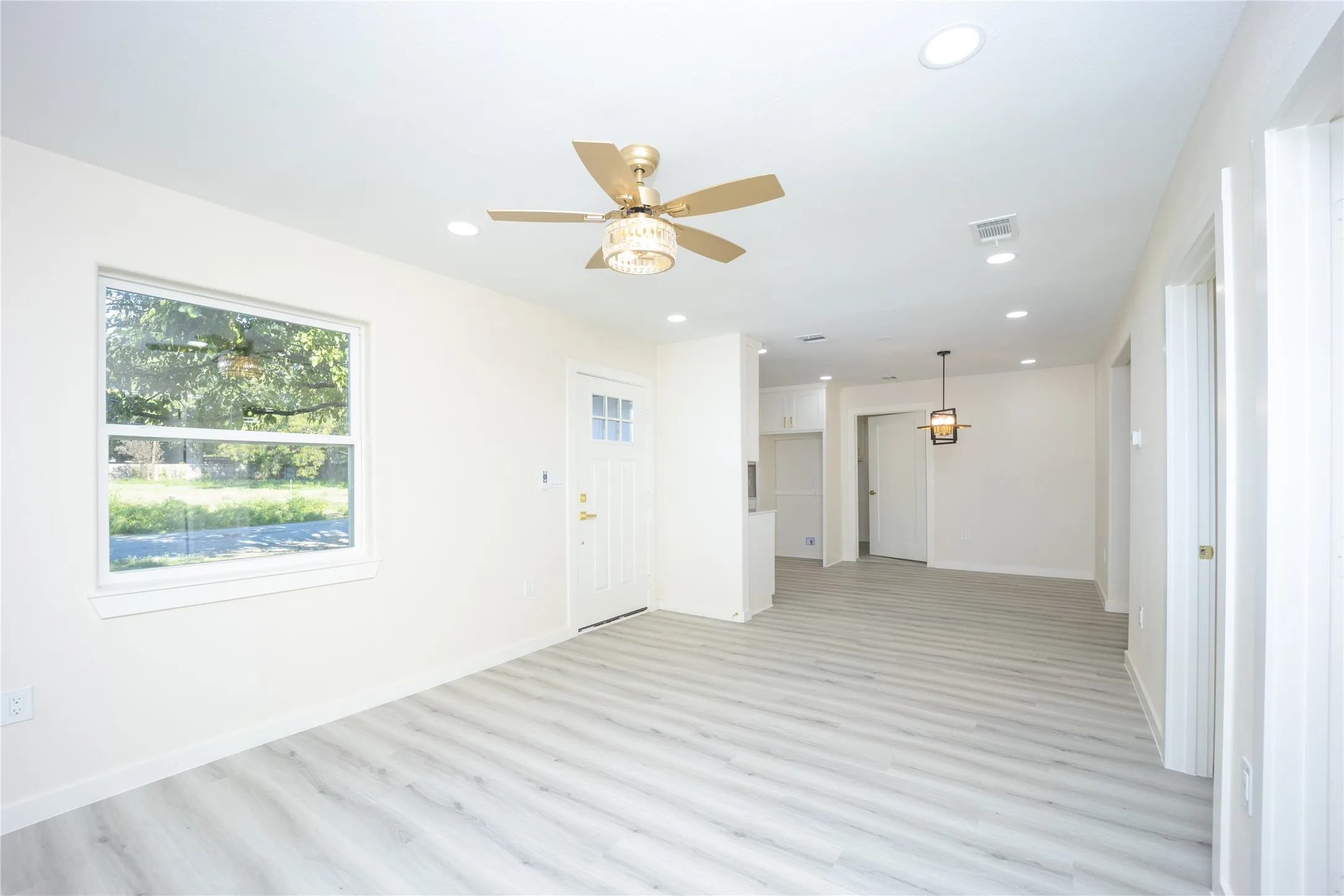 Single Family Residence For Sale in Ellis County , 1103 N Sherman Street, Ennis, Texas 75119, 3 Bedroom, 2 Bathroom, Garage spaces, 1,090 Sqft, built in 1962, mls#21408693, Real Estate Agent in Ennis, Homes For Sale in Ellis county, Homes For Sale in Ennis, Realtor in Ennis Texas, Real Estate Brokerage Independent Realty Texas, Luminita Cordes Realtor