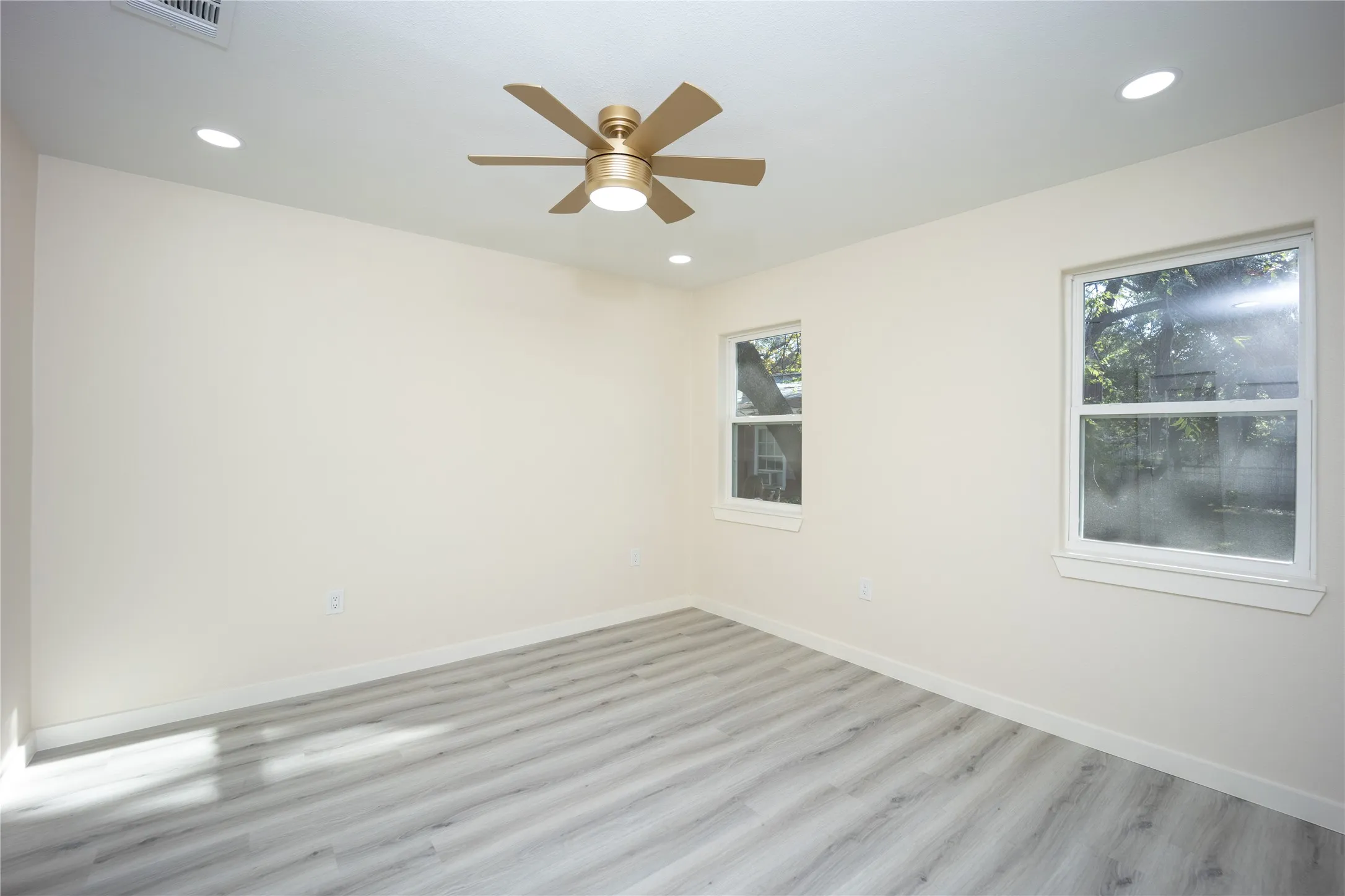 Single Family Residence For Sale in Ellis County , 1103 N Sherman Street, Ennis, Texas 75119, 3 Bedroom, 2 Bathroom, Garage spaces, 1,090 Sqft, built in 1962, mls#21408693, Real Estate Agent in Ennis, Homes For Sale in Ellis county, Homes For Sale in Ennis, Realtor in Ennis Texas, Real Estate Brokerage Independent Realty Texas, Luminita Cordes Realtor