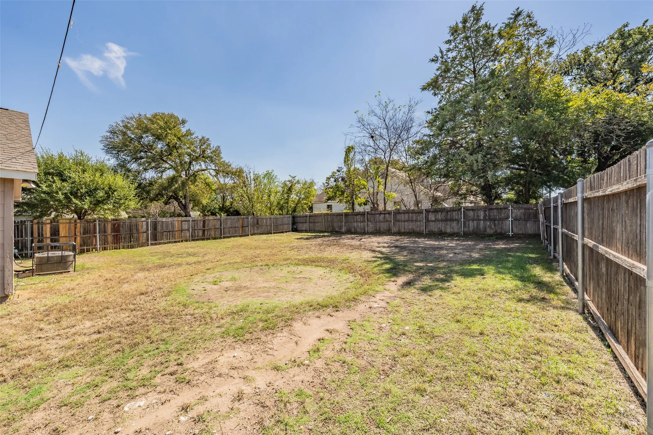 Single Family Residence For Sale in Tarrant County , 3750 Meadowbrook Drive, Fort Worth, Texas 76103, 3 Bedroom, 2 Bathroom, 1 Garage spaces, 1,379 Sqft, built in 1998, mls#21408835, Real Estate Agent in Fort Worth, Homes For Sale in Tarrant county, Homes For Sale in Fort Worth, Realtor in Fort Worth Texas, Real Estate Brokerage Independent Realty Texas, Luminita Cordes Realtor