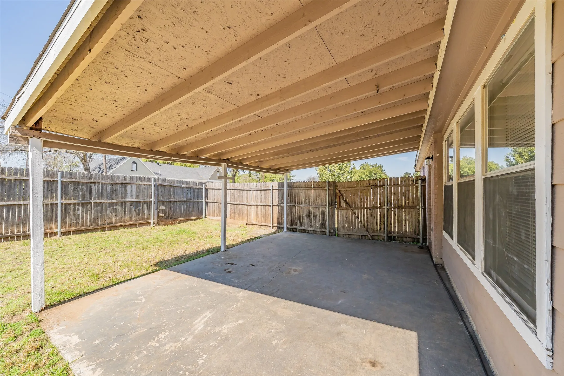 Single Family Residence For Sale in Tarrant County , 3750 Meadowbrook Drive, Fort Worth, Texas 76103, 3 Bedroom, 2 Bathroom, 1 Garage spaces, 1,379 Sqft, built in 1998, mls#21408835, Real Estate Agent in Fort Worth, Homes For Sale in Tarrant county, Homes For Sale in Fort Worth, Realtor in Fort Worth Texas, Real Estate Brokerage Independent Realty Texas, Luminita Cordes Realtor