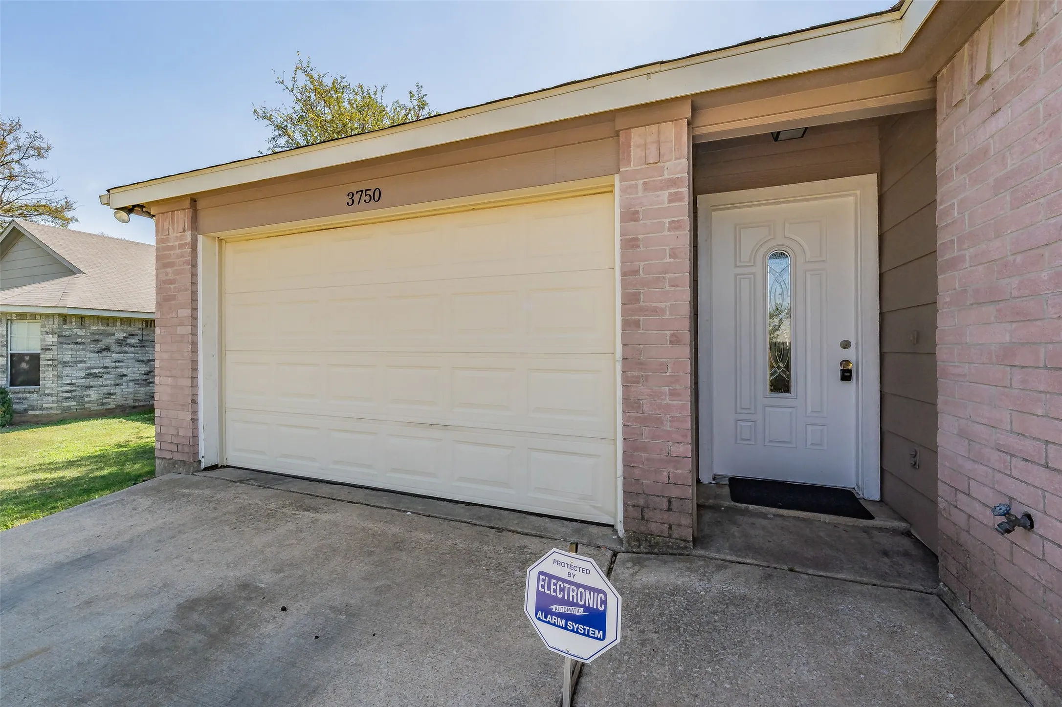 Single Family Residence For Sale in Tarrant County , 3750 Meadowbrook Drive, Fort Worth, Texas 76103, 3 Bedroom, 2 Bathroom, 1 Garage spaces, 1,379 Sqft, built in 1998, mls#21408835, Real Estate Agent in Fort Worth, Homes For Sale in Tarrant county, Homes For Sale in Fort Worth, Realtor in Fort Worth Texas, Real Estate Brokerage Independent Realty Texas, Luminita Cordes Realtor