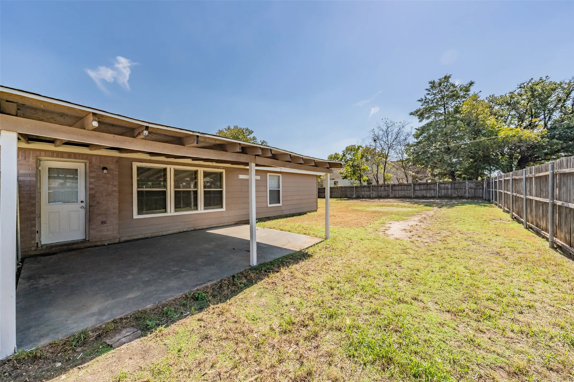 Single Family Residence For Sale in Tarrant County , 3750 Meadowbrook Drive, Fort Worth, Texas 76103, 3 Bedroom, 2 Bathroom, 1 Garage spaces, 1,379 Sqft, built in 1998, mls#21408835, Real Estate Agent in Fort Worth, Homes For Sale in Tarrant county, Homes For Sale in Fort Worth, Realtor in Fort Worth Texas, Real Estate Brokerage Independent Realty Texas, Luminita Cordes Realtor