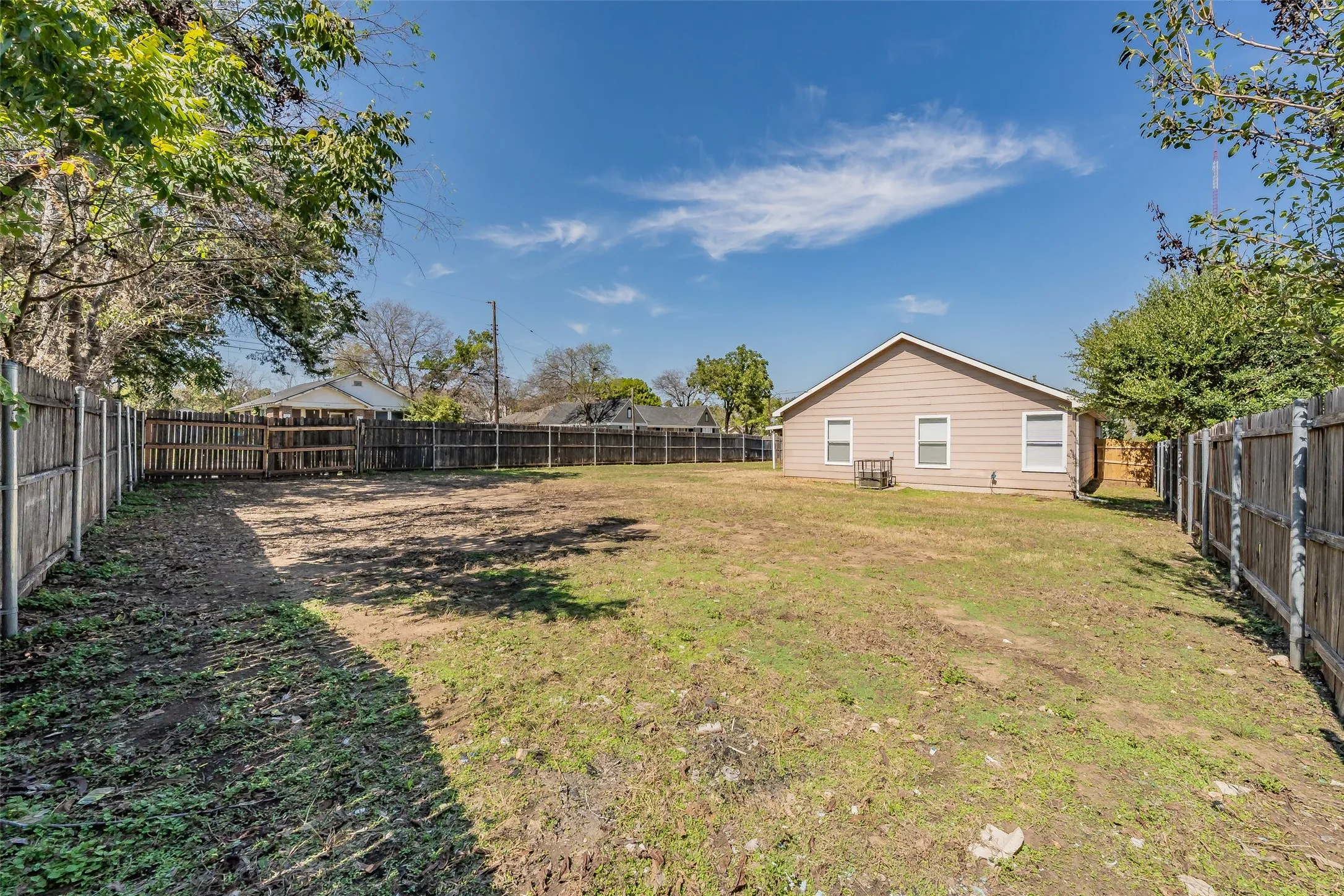 Single Family Residence For Sale in Tarrant County , 3750 Meadowbrook Drive, Fort Worth, Texas 76103, 3 Bedroom, 2 Bathroom, 1 Garage spaces, 1,379 Sqft, built in 1998, mls#21408835, Real Estate Agent in Fort Worth, Homes For Sale in Tarrant county, Homes For Sale in Fort Worth, Realtor in Fort Worth Texas, Real Estate Brokerage Independent Realty Texas, Luminita Cordes Realtor