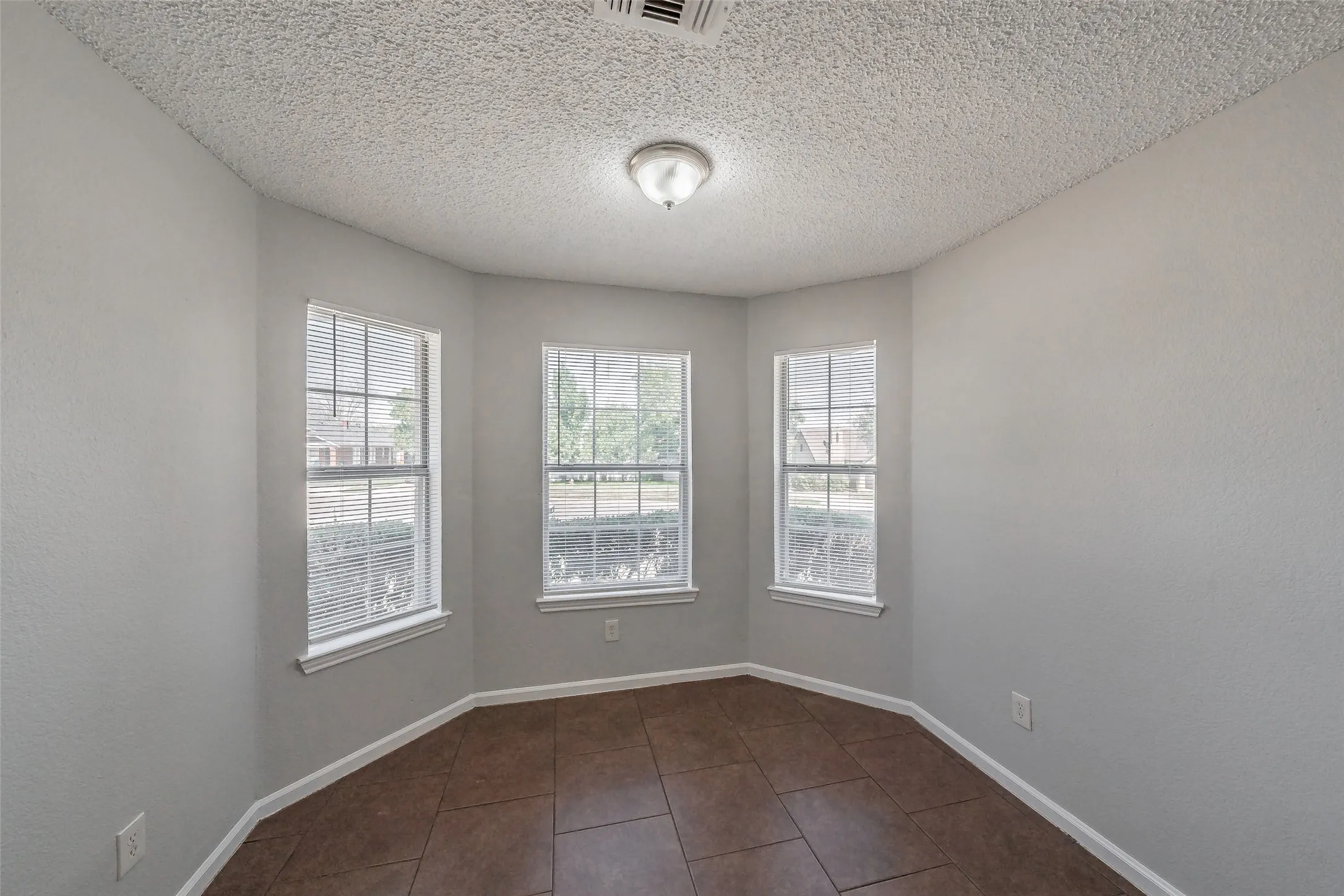 Single Family Residence For Sale in Tarrant County , 3750 Meadowbrook Drive, Fort Worth, Texas 76103, 3 Bedroom, 2 Bathroom, 1 Garage spaces, 1,379 Sqft, built in 1998, mls#21408835, Real Estate Agent in Fort Worth, Homes For Sale in Tarrant county, Homes For Sale in Fort Worth, Realtor in Fort Worth Texas, Real Estate Brokerage Independent Realty Texas, Luminita Cordes Realtor
