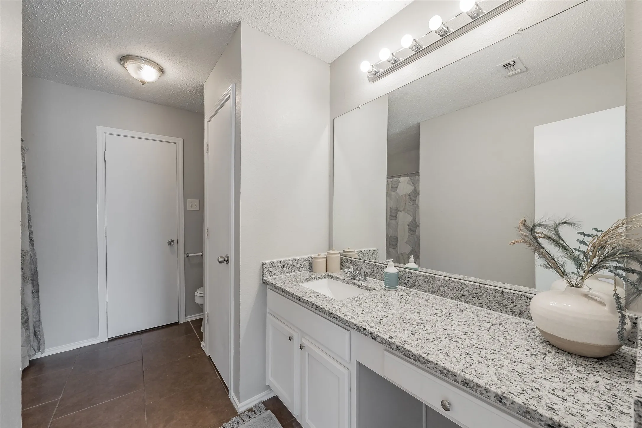 Single Family Residence For Sale in Tarrant County , 3750 Meadowbrook Drive, Fort Worth, Texas 76103, 3 Bedroom, 2 Bathroom, 1 Garage spaces, 1,379 Sqft, built in 1998, mls#21408835, Real Estate Agent in Fort Worth, Homes For Sale in Tarrant county, Homes For Sale in Fort Worth, Realtor in Fort Worth Texas, Real Estate Brokerage Independent Realty Texas, Luminita Cordes Realtor
