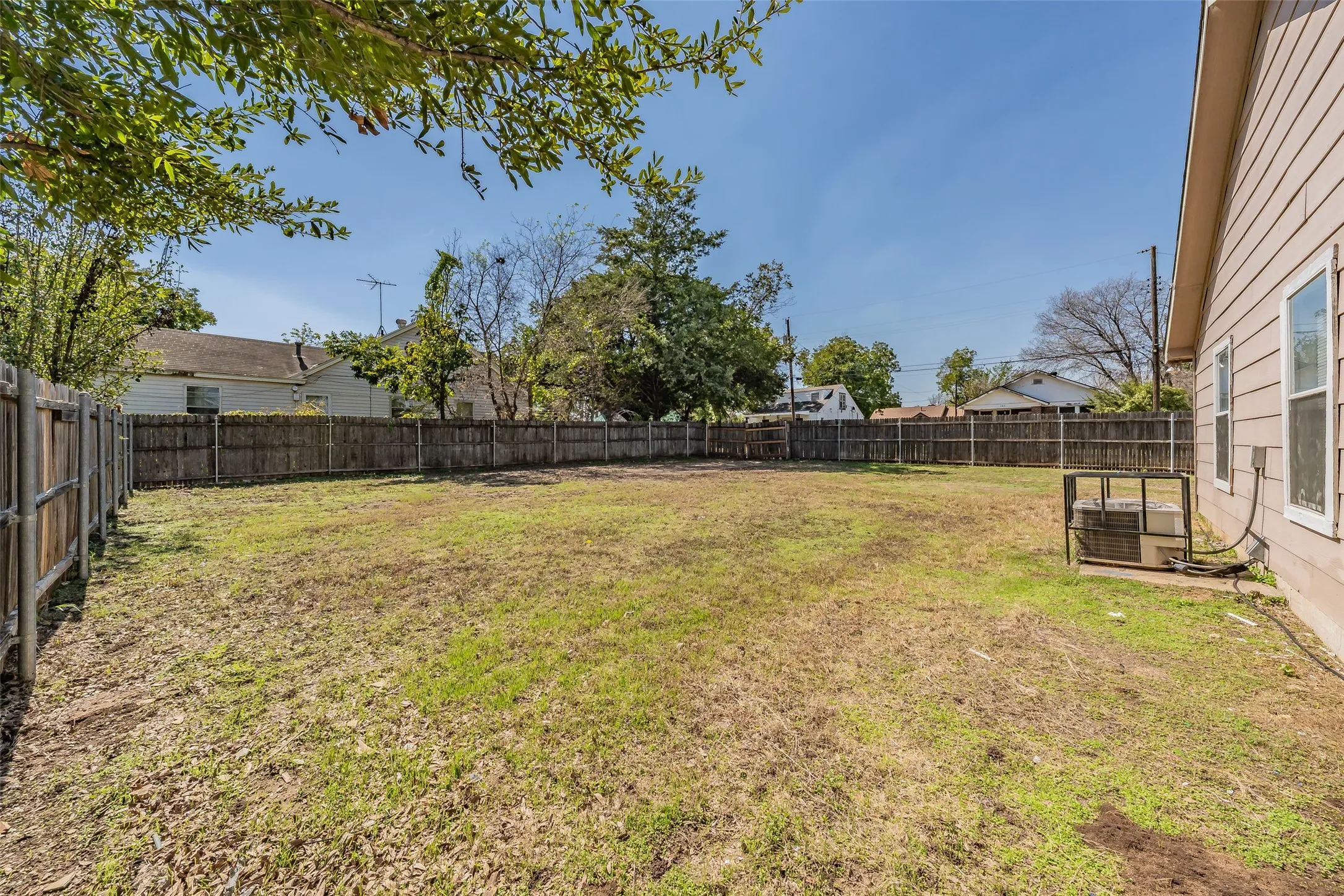 Single Family Residence For Sale in Tarrant County , 3750 Meadowbrook Drive, Fort Worth, Texas 76103, 3 Bedroom, 2 Bathroom, 1 Garage spaces, 1,379 Sqft, built in 1998, mls#21408835, Real Estate Agent in Fort Worth, Homes For Sale in Tarrant county, Homes For Sale in Fort Worth, Realtor in Fort Worth Texas, Real Estate Brokerage Independent Realty Texas, Luminita Cordes Realtor