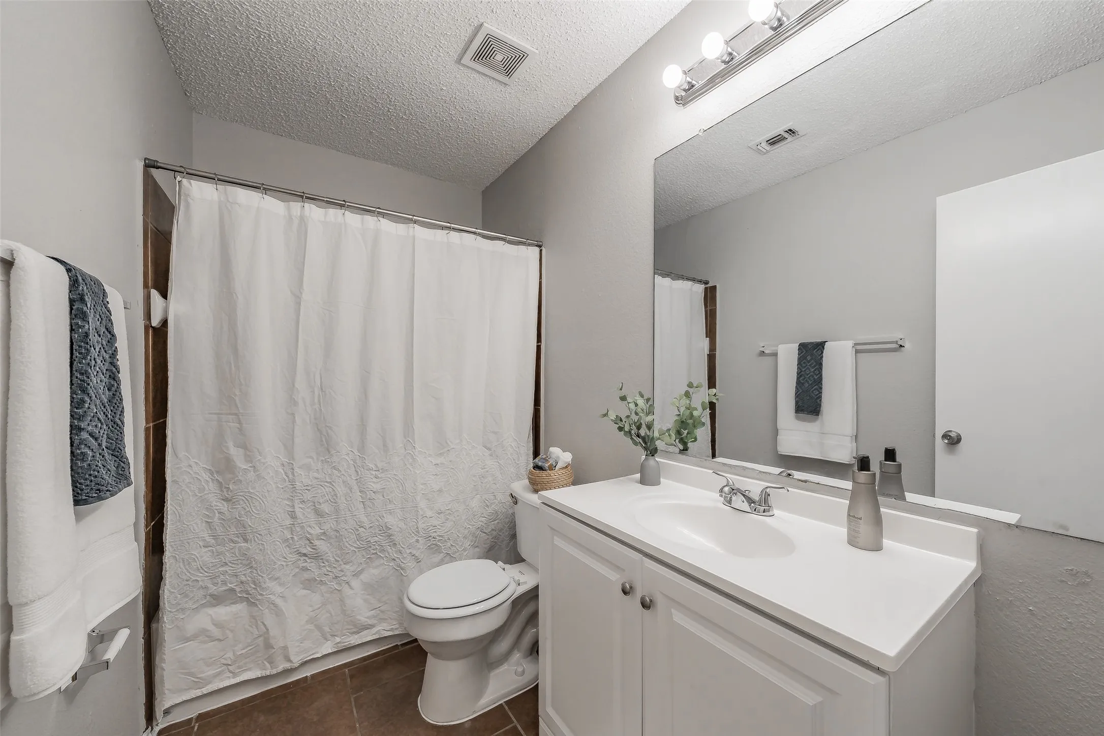 Single Family Residence For Sale in Tarrant County , 3750 Meadowbrook Drive, Fort Worth, Texas 76103, 3 Bedroom, 2 Bathroom, 1 Garage spaces, 1,379 Sqft, built in 1998, mls#21408835, Real Estate Agent in Fort Worth, Homes For Sale in Tarrant county, Homes For Sale in Fort Worth, Realtor in Fort Worth Texas, Real Estate Brokerage Independent Realty Texas, Luminita Cordes Realtor