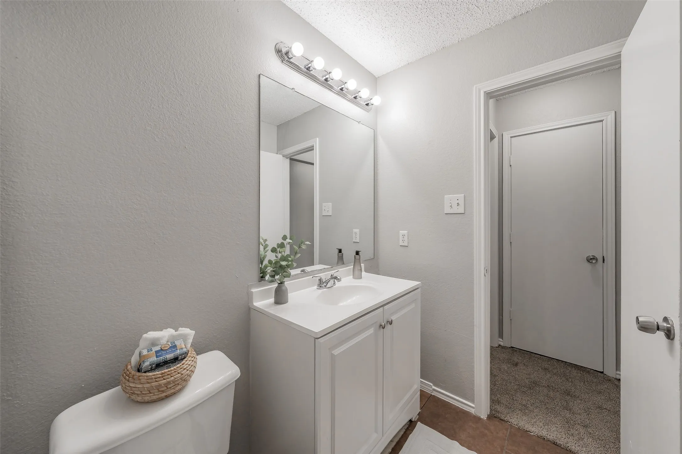 Single Family Residence For Sale in Tarrant County , 3750 Meadowbrook Drive, Fort Worth, Texas 76103, 3 Bedroom, 2 Bathroom, 1 Garage spaces, 1,379 Sqft, built in 1998, mls#21408835, Real Estate Agent in Fort Worth, Homes For Sale in Tarrant county, Homes For Sale in Fort Worth, Realtor in Fort Worth Texas, Real Estate Brokerage Independent Realty Texas, Luminita Cordes Realtor